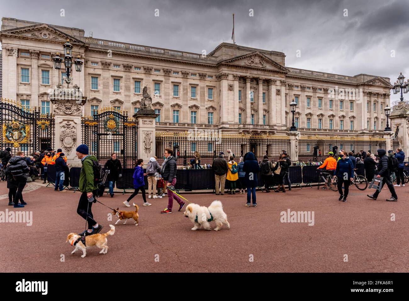 Menschen vor dem Buckingham Palace nach dem Tod von Prinz Philip (dem Herzog von Edinburgh), London, Großbritannien. Stockfoto