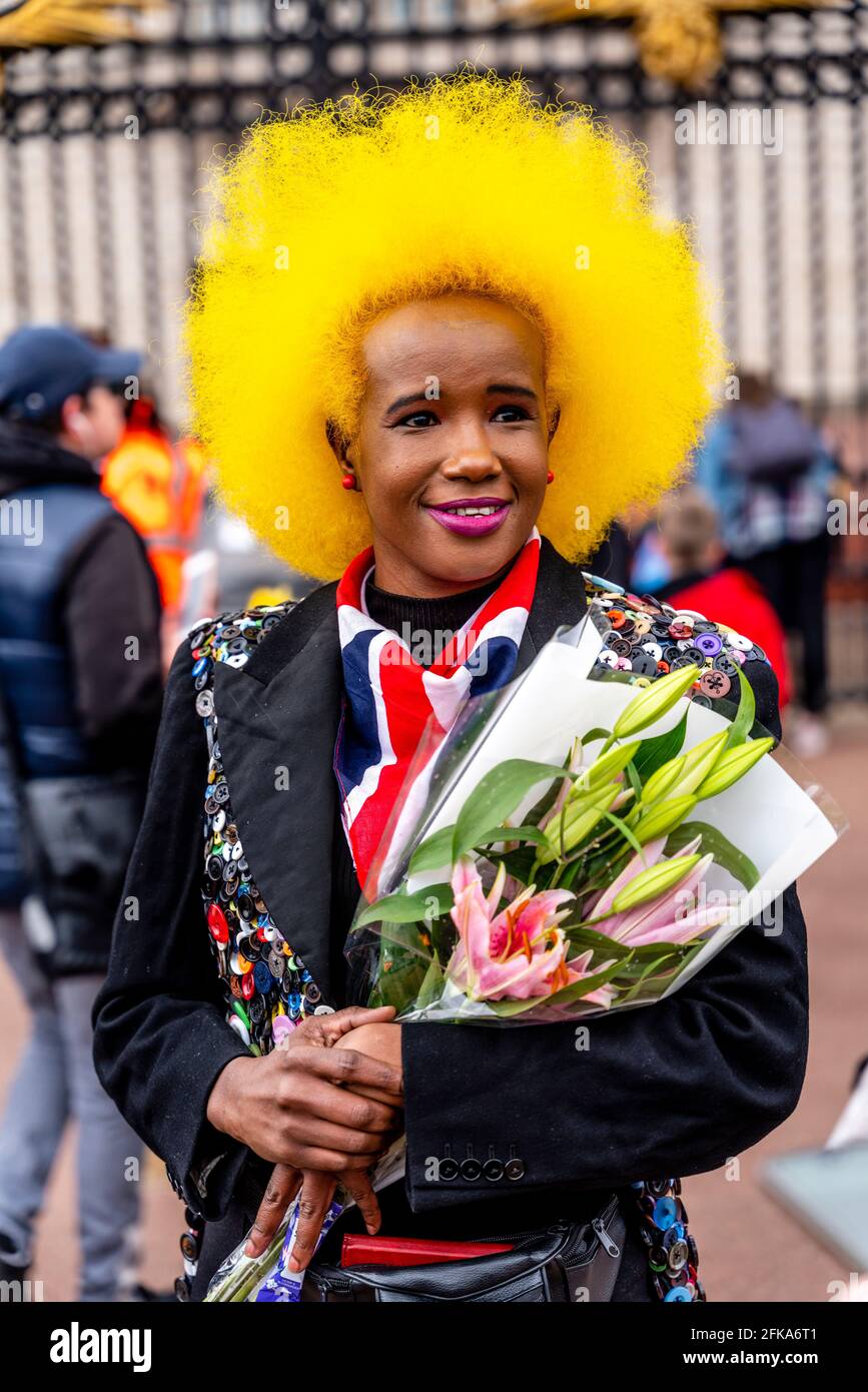 Eine junge Britin zollt Prinz Philip ihren Respekt, der kürzlich durch das Verlegen von Blumen vor den Toren des Buckingham Palace, London, Großbritannien, verstorben war. Stockfoto