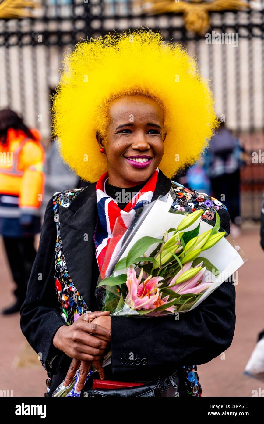 Eine junge Britin zollt Prinz Philip ihren Respekt, der kürzlich durch das Verlegen von Blumen vor den Toren des Buckingham Palace, London, Großbritannien, verstorben war. Stockfoto