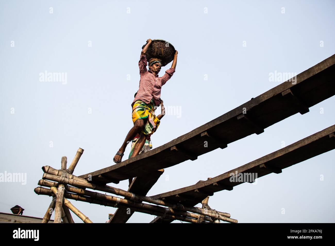 Die Bewegung von hart arbeitenden Menschen, Ich habe dieses Bild am 17-11-2018 aus Amen Bazar, Dhaka, Bangladesch aufgenommen Stockfoto