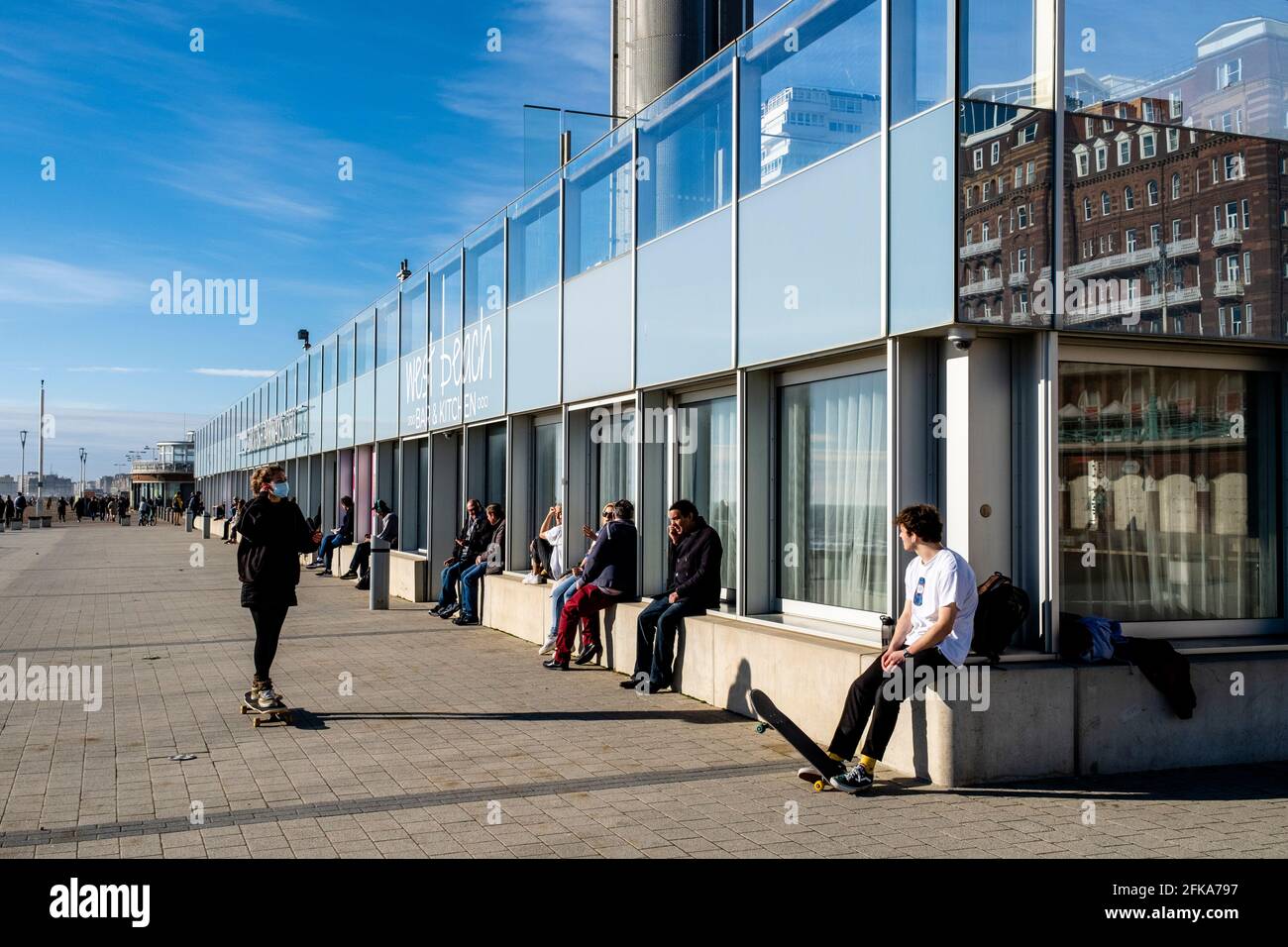 Einheimische genießen den Sonnenschein auf der Brighton Seafront während Lockdown, Brighton, East Sussex, Großbritannien. Stockfoto