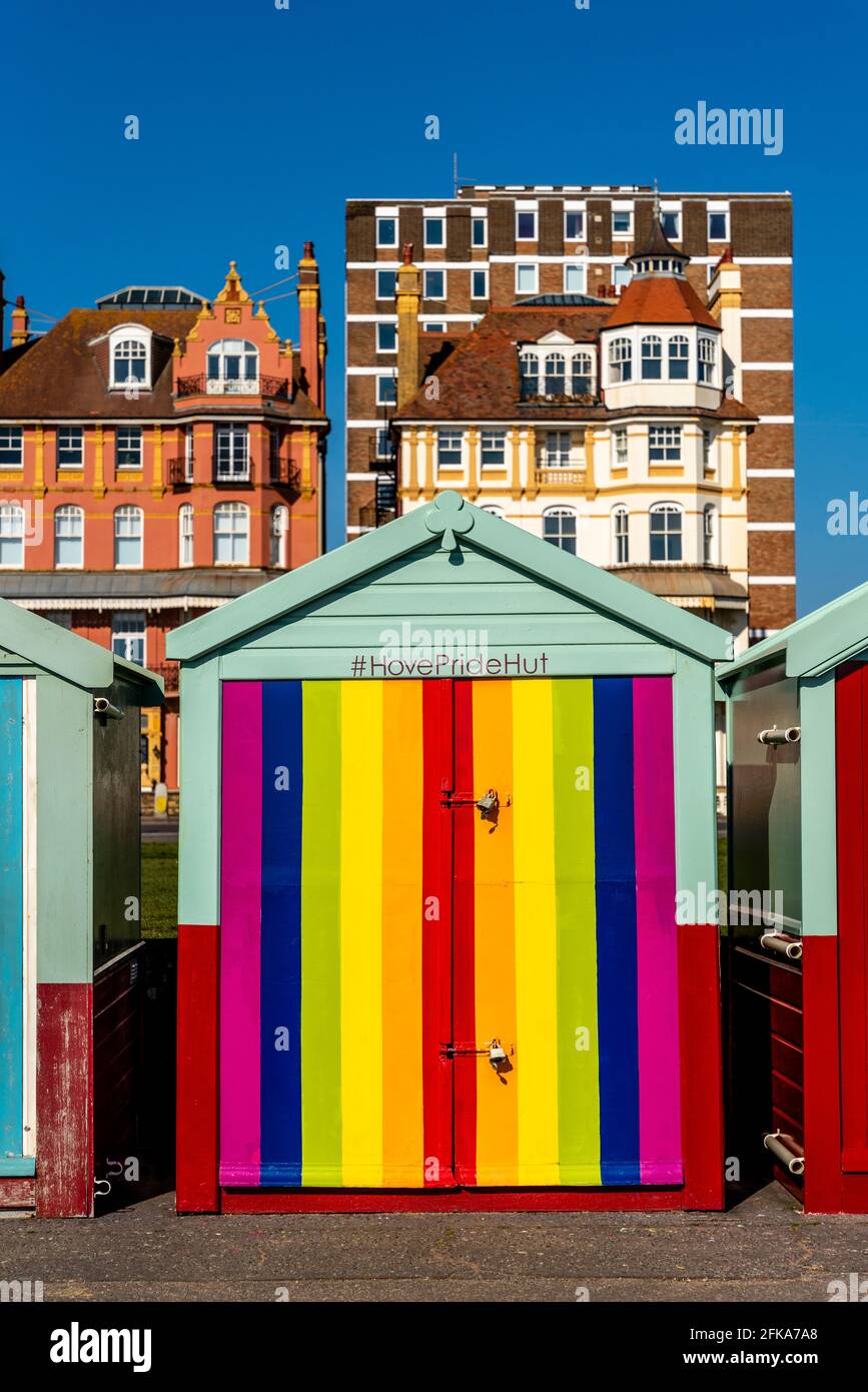 Eine farbenfrohe Strandhütte an der Küste von Hove, Brighton, East Sussex, Großbritannien. Stockfoto