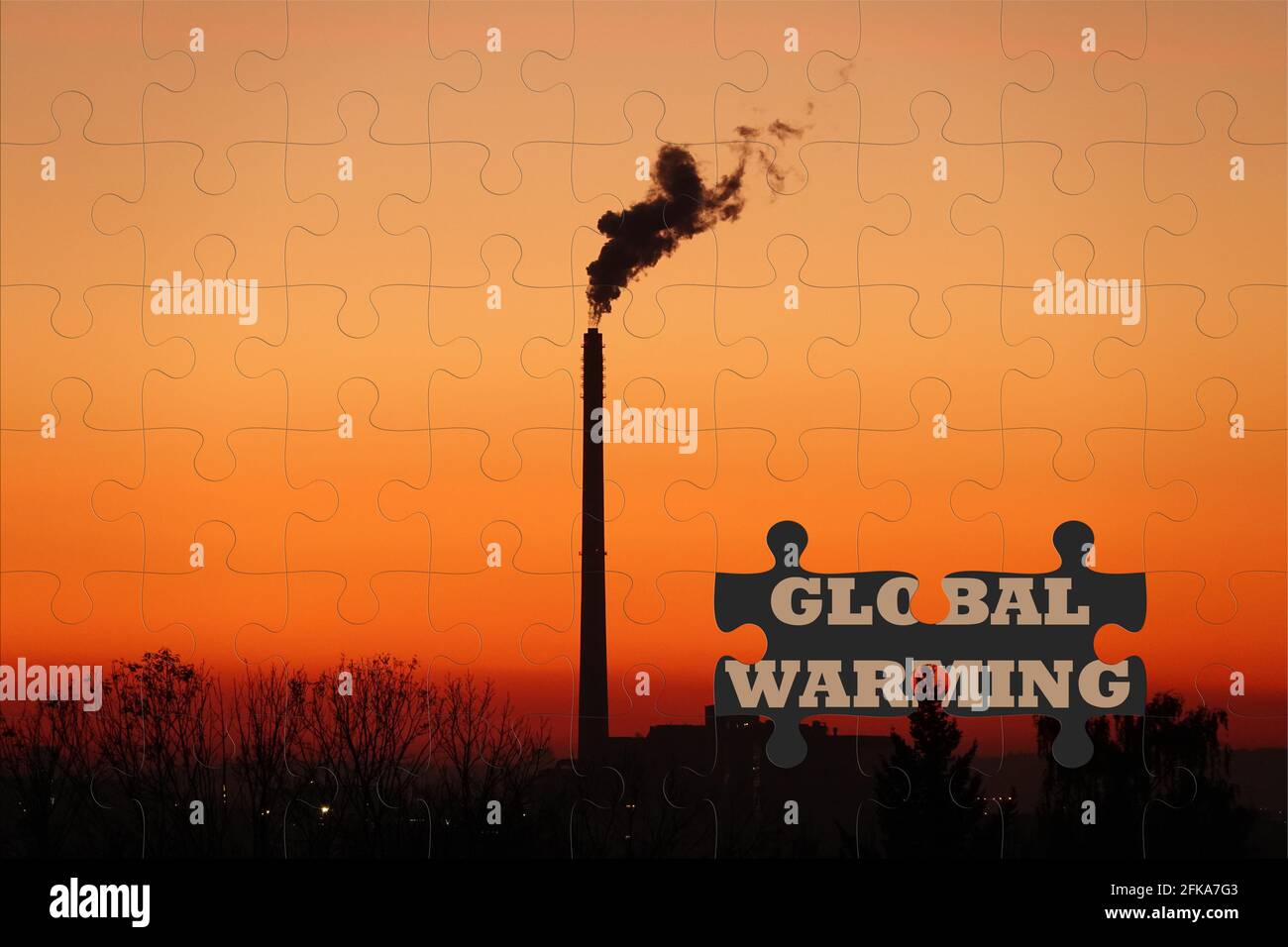 Schornstein der Müllverbrennungsanlage bei Sonnenuntergang in einem Puzzle, mit der Aufschrift „Globale Erwärmung“ auf dem Hintergrund. Stockfoto