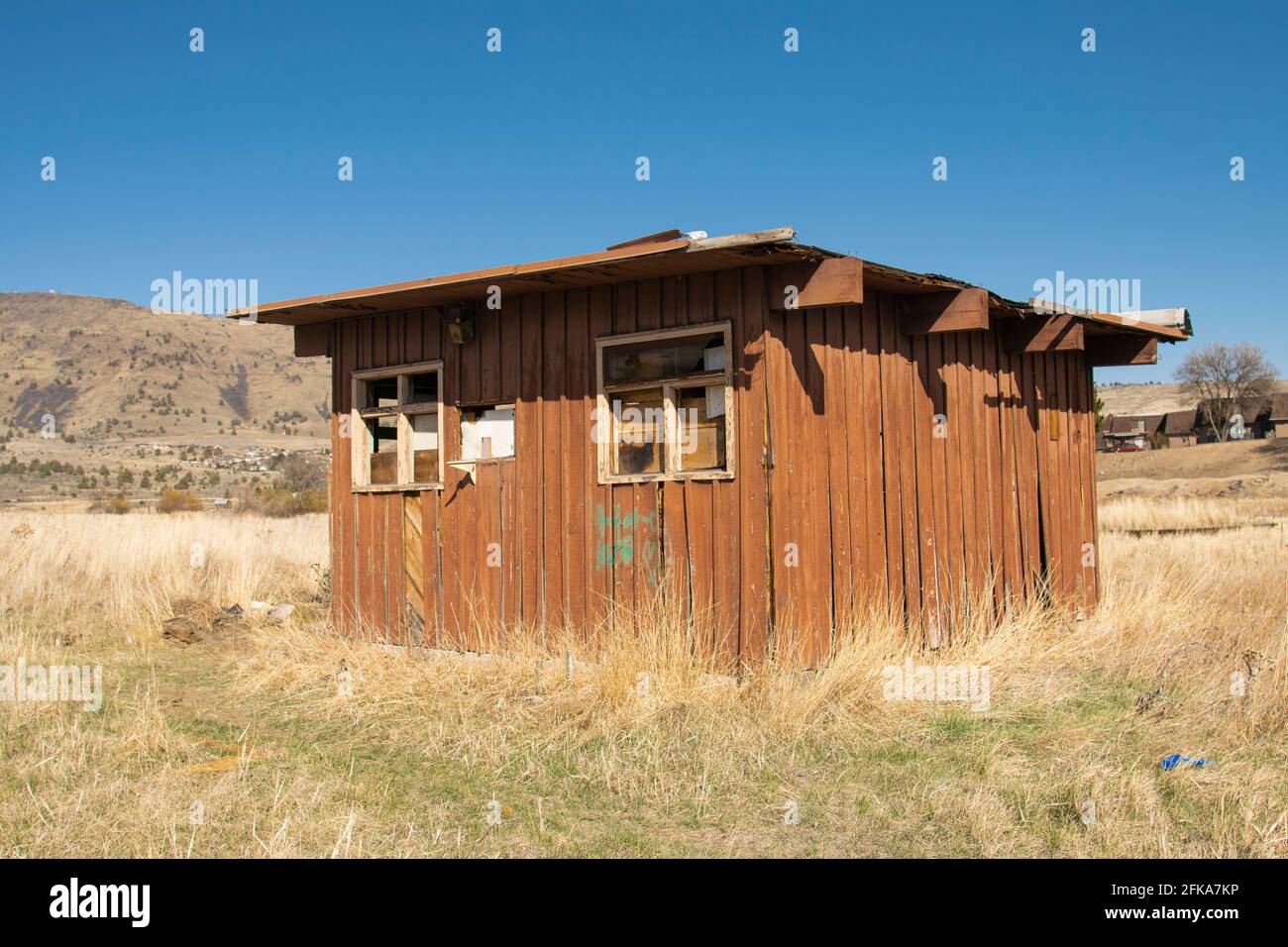 An einem sonnigen Tag steht in Klamath Falls, Oregon, eine verlassene Hütte auf einer trockenen Weide. Stockfoto