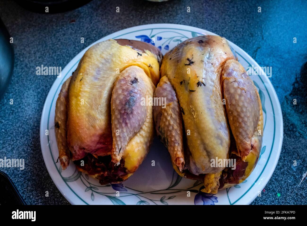 Eine Klammer von Phasanten bereit zum Kochen als Teil EINES Weihnachtsmahls, Weihnachten, Sussex, Großbritannien Stockfoto