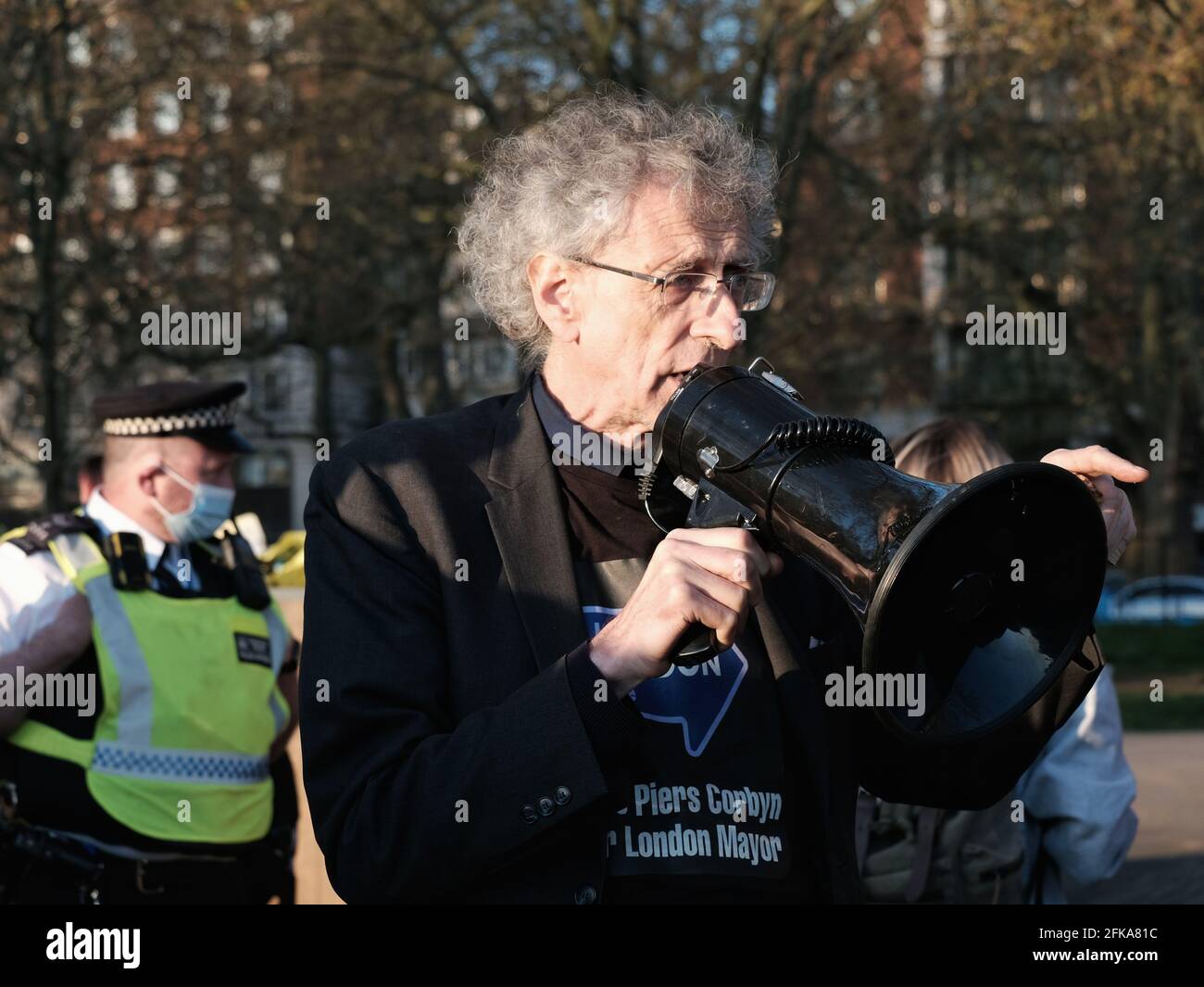 Der Bürgermeisterkandidat Pier Corbyn spricht die Menge am Ende einer Demonstration gegen den Impfpass an, an der Zehntausende von Menschen in London teilnahmen. Stockfoto