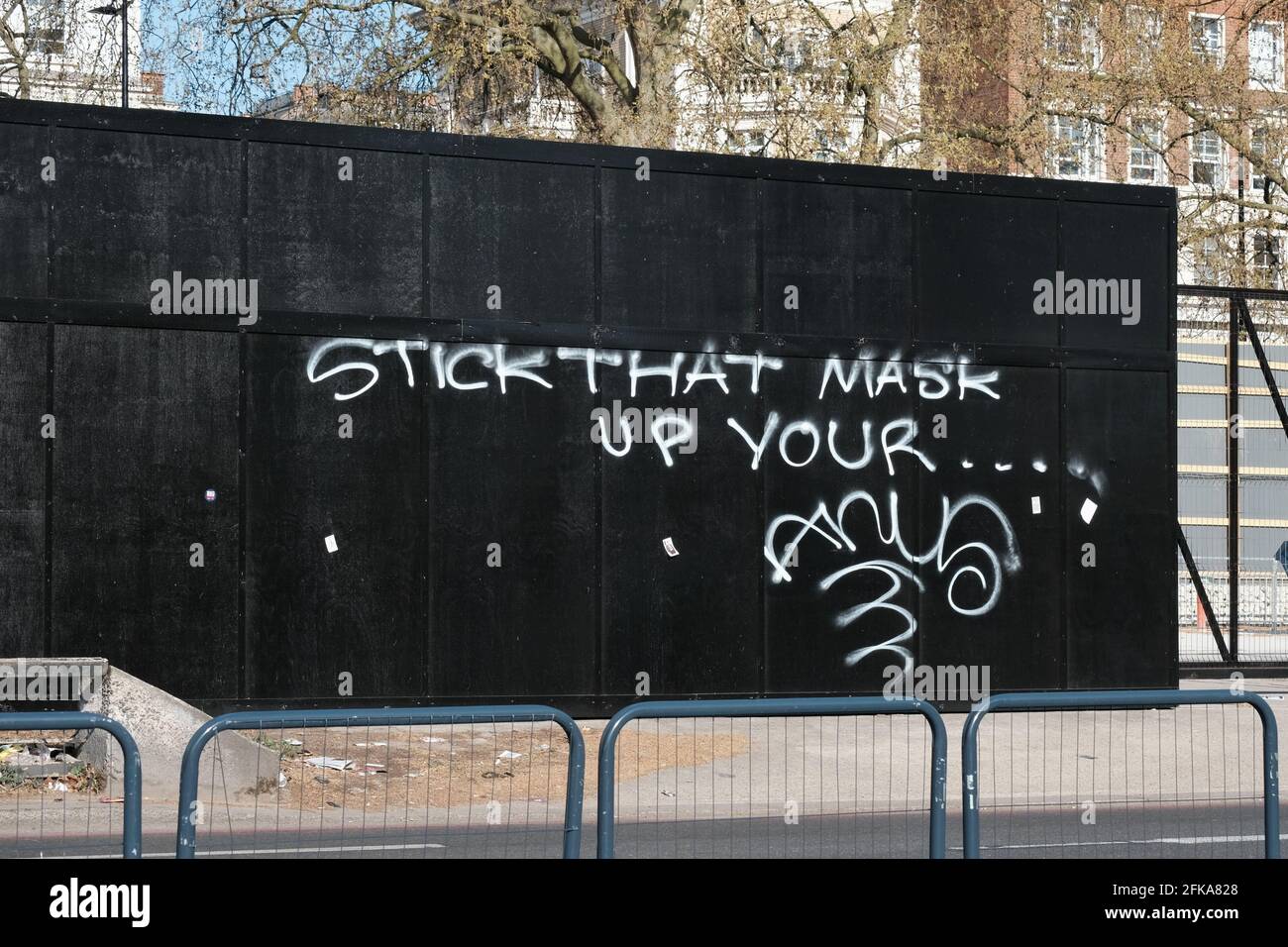 Anti-Maske-Graffiti auf Hortfalle in der Park Lane erscheint während einer Protest gegen Impfpass Stockfoto