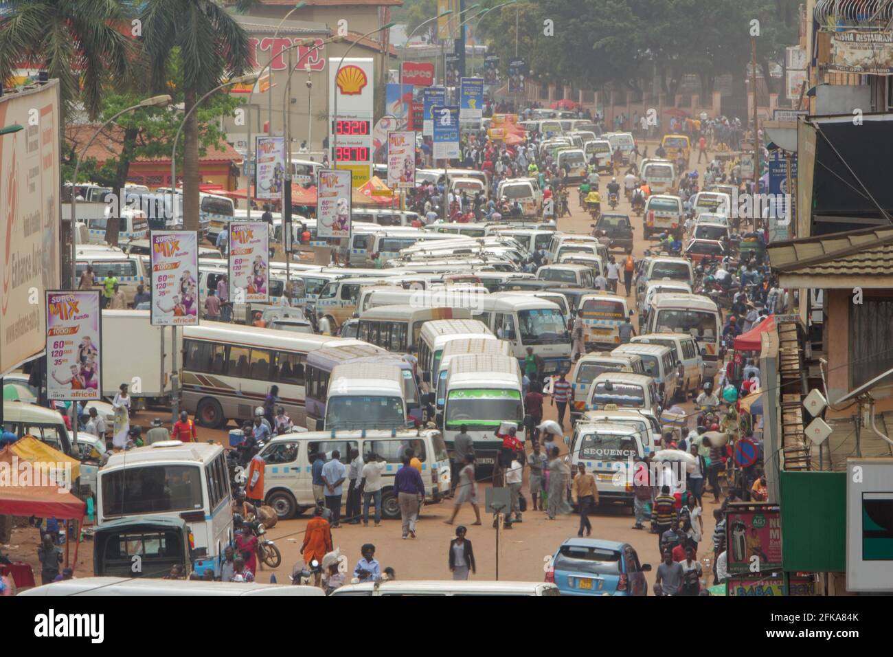 Old Taxi Park, der wichtigste Knotenpunkt für öffentliche Verkehrsmittel in Kampala, Uganda. Stockfoto