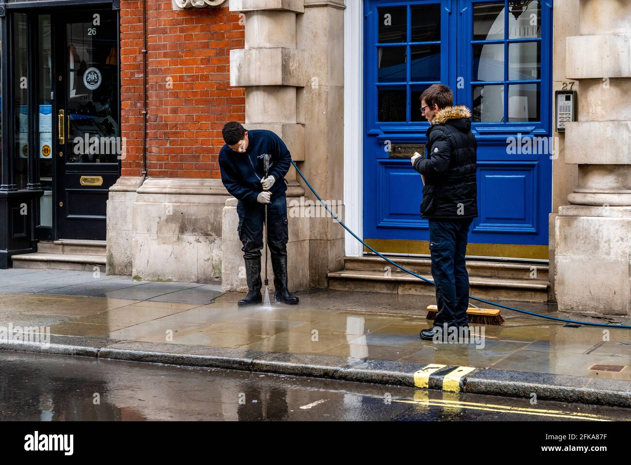 Ein Straßenreiniger, der in Central London, London, Großbritannien, arbeitet. Stockfoto