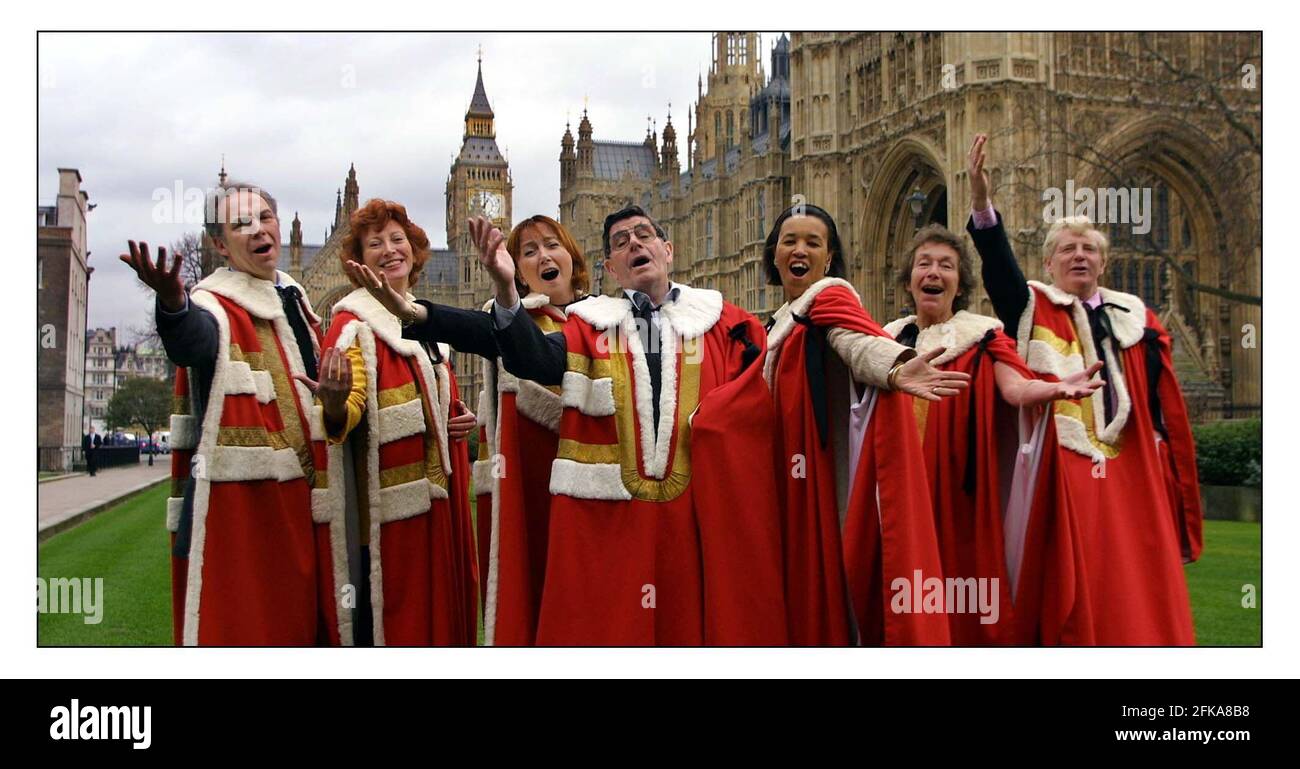 Die Chefregierungsleitung Lord Carter führt seine Lords und Baronesses in einer mitreißenden Probe des Lords Cabaret an, der Akt, den sie für den vierten Macmillan Parliamentary Palace of Varieties am Donnerstag, dem 31. Januar inszenieren, um Mittel für Macmillians Cancer Relief zu sammeln. (l zu r) Herr Bassam von Brighton,Baroness Hollis von Haringey,Baroness Symons von Vernham Dean,Lord Carter,Baroness Schottland von Asthal,Baroness Farrington von Ribbleton und Lord Davis von Oldham. PIC David Sandison 29/1/2002 (l zu r) Herr Bassam von Römerbrücke Stockfoto