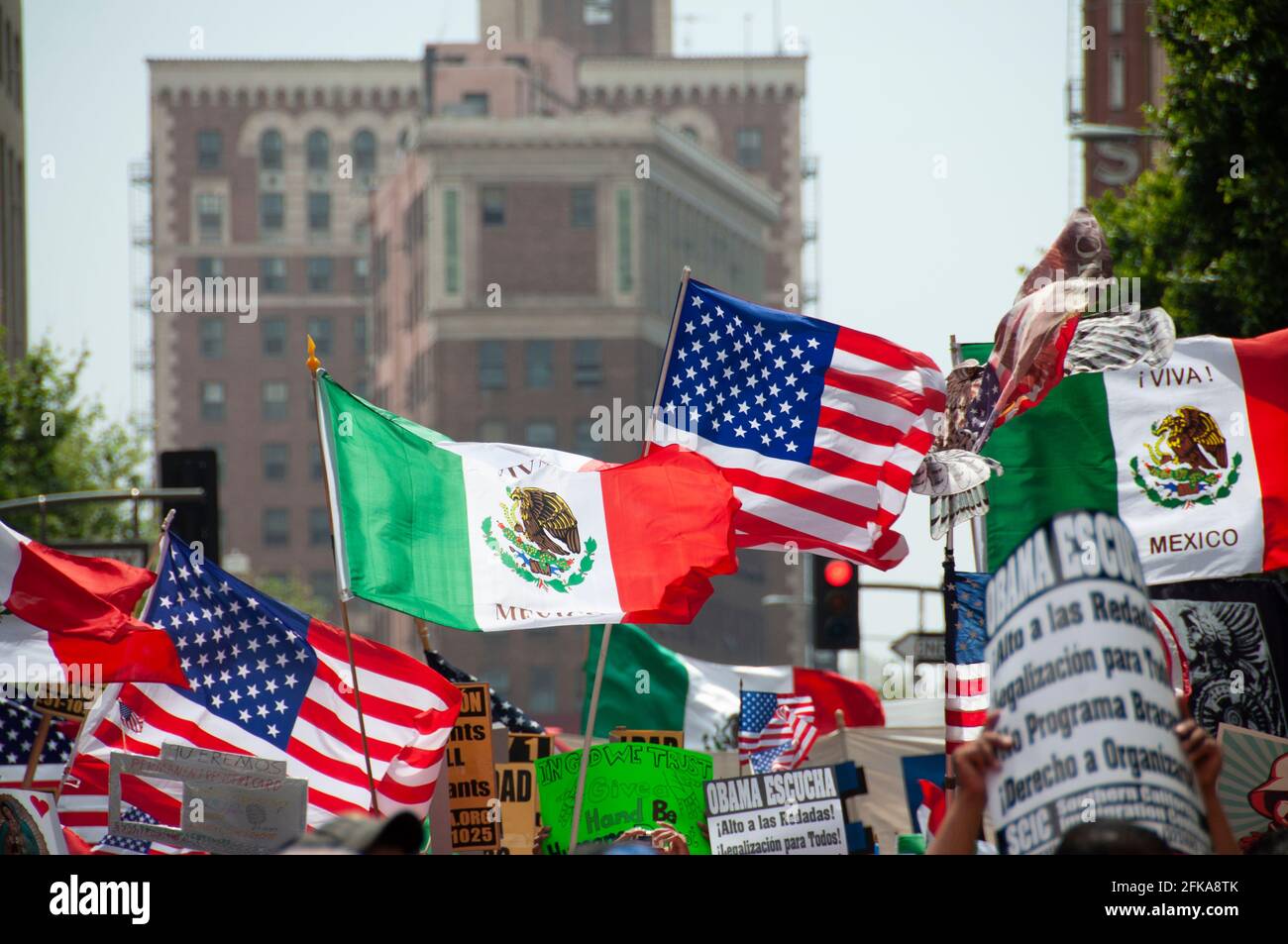 Amerikanische und mexikanische Flaggen fliegen bei einer Mayday-Rallye im Stadtzentrum von Los Angeles im Jahr 2009 zusammen. Stockfoto