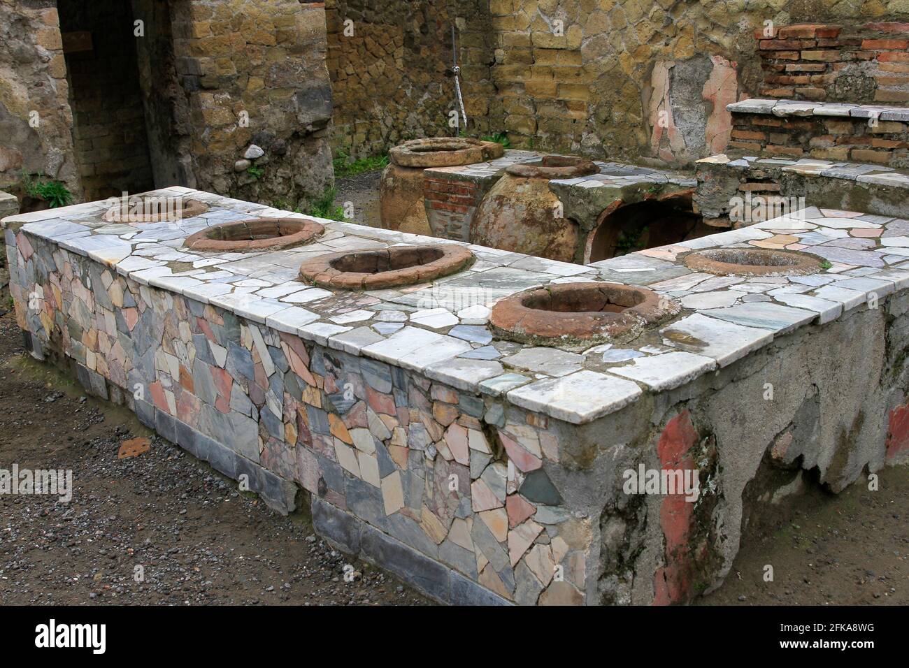 Ruinen von Steinrestaurants, Essensschalter in Pompeji, Italien Stockfoto