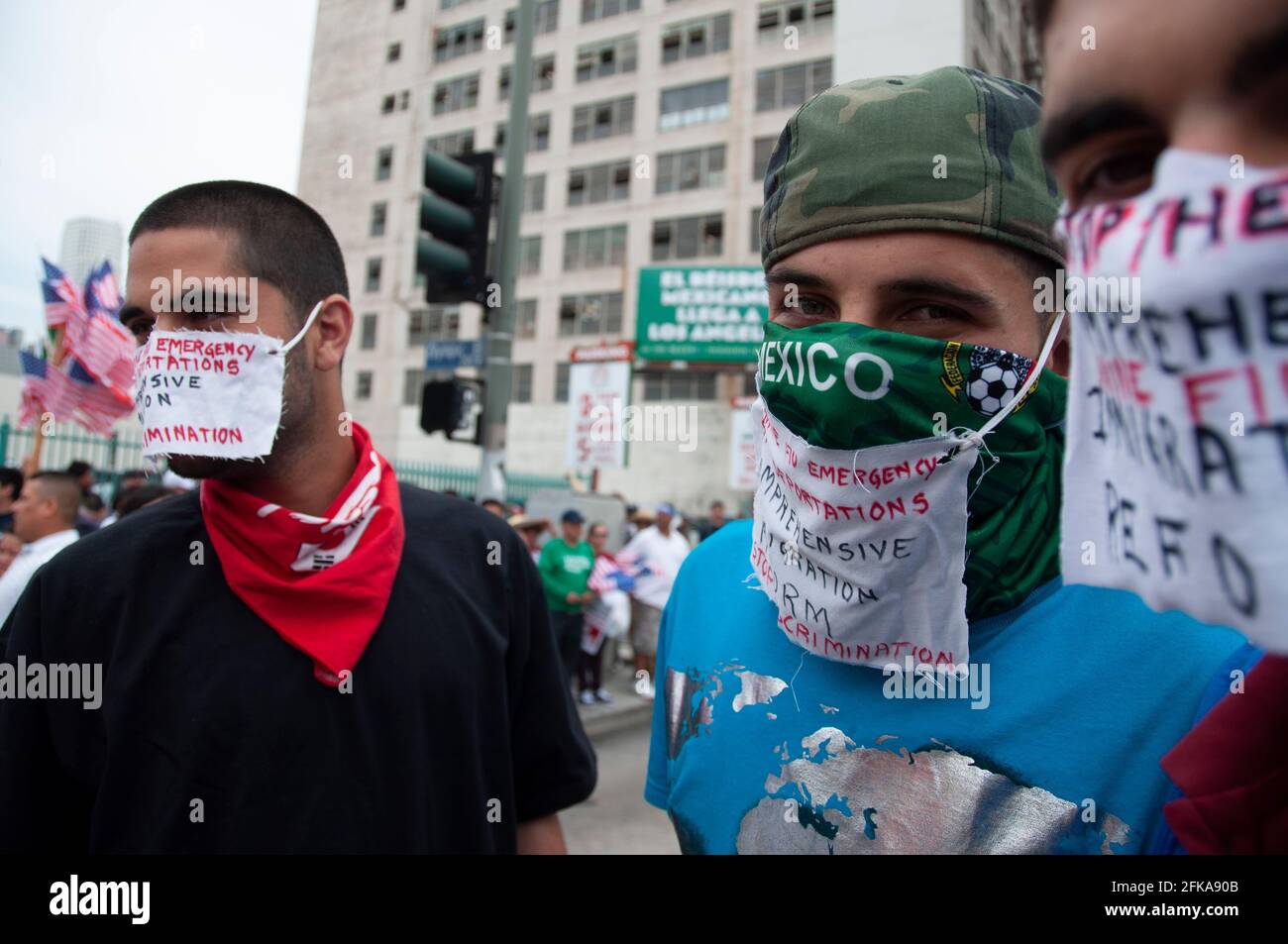 Ein maskiger Mann mit Botschaften über die Schweinegrippe und die Einwanderungspolitik protestiert während der Mayday-Proteste 2009 in Downtown Los Angeles, CA. Stockfoto