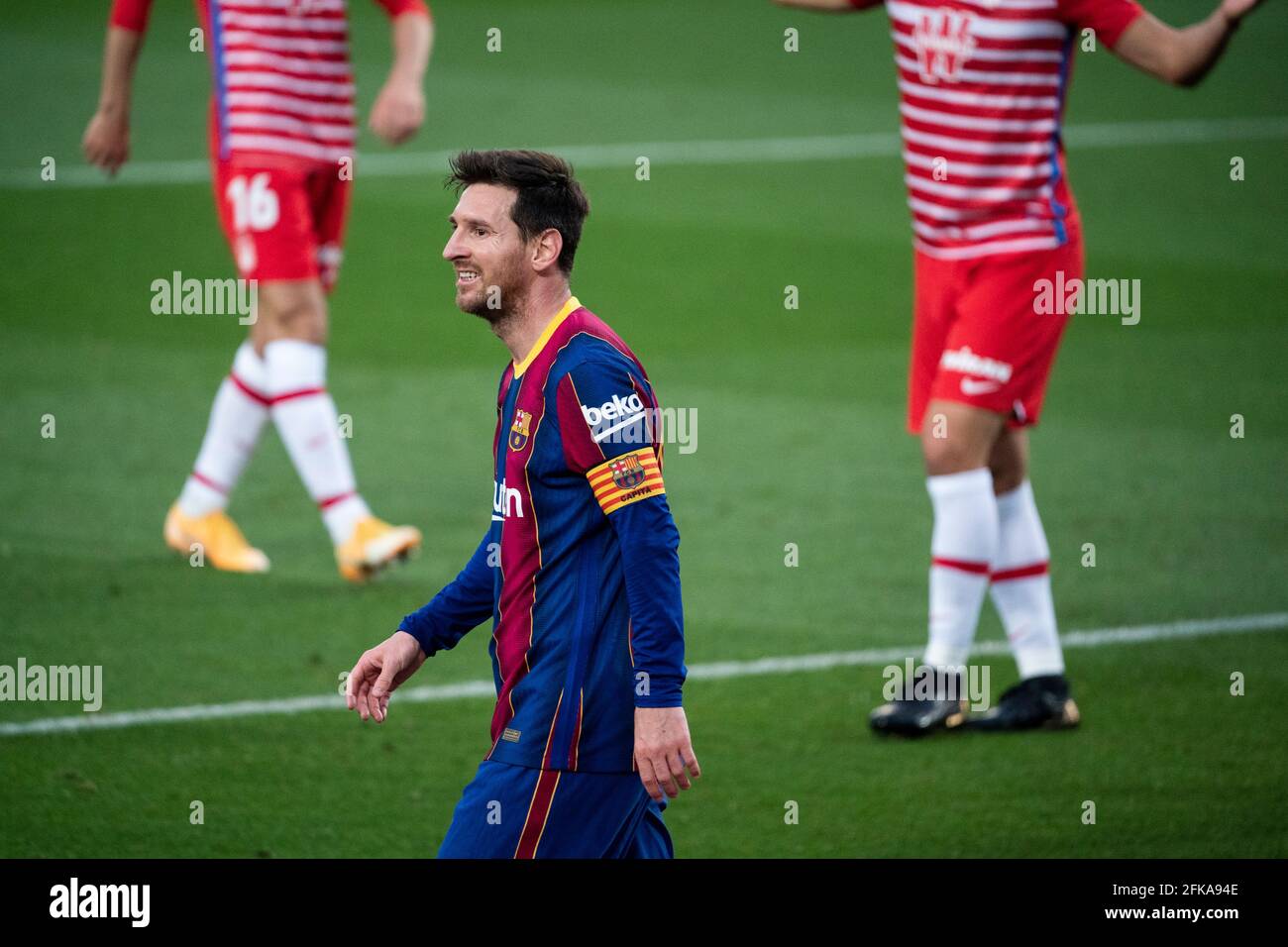 Barcelona, Spanien. April 2021. Der Barcelonas Lionel Messi reagiert während eines Fußballspiels der spanischen Liga zwischen dem FC Barcelona und dem FC Granada in Barcelona, Spanien, am 29. April 2021. Quelle: Joan Gosa/Xinhua/Alamy Live News Stockfoto