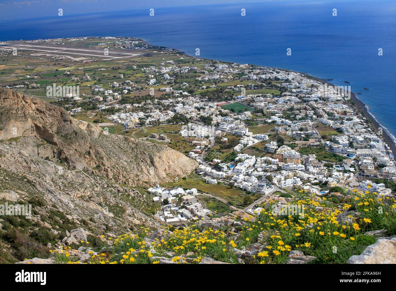 Blick auf die Stadt unten vom antiken Thera auf dem Messavouno Berg mit Meer und blauem Himmel, Santorini, Griechenland Stockfoto