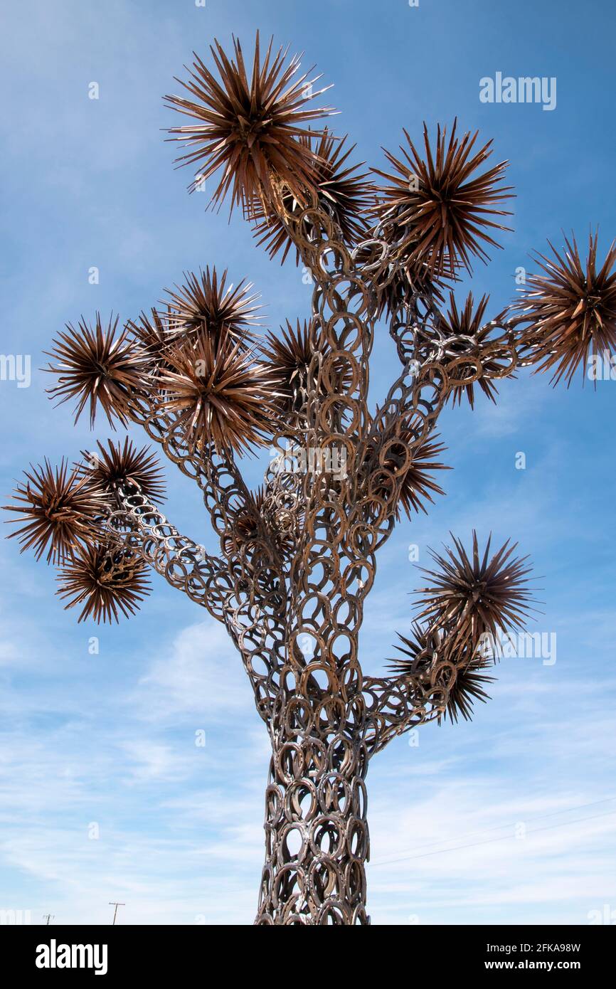 Dieser Joshua Tree ist ein Kunstwerk aus metallenen Hufeisen. Es befindet sich in Kern County, CA in der Nähe der Gemeinde Bradys. Stockfoto