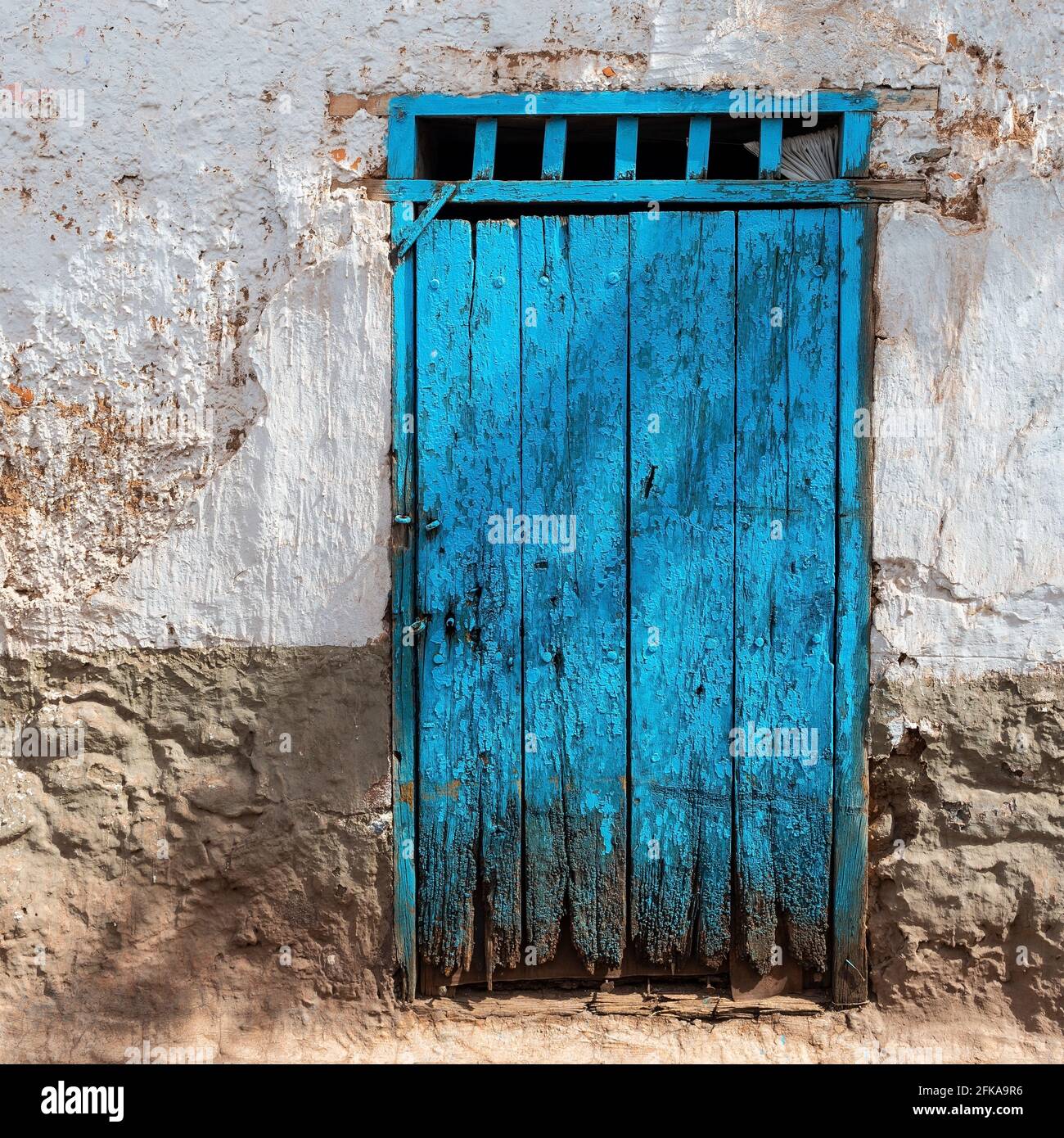 Fassade mit türkisfarbener Holztür, Stadt Cusco, Peru. Stockfoto
