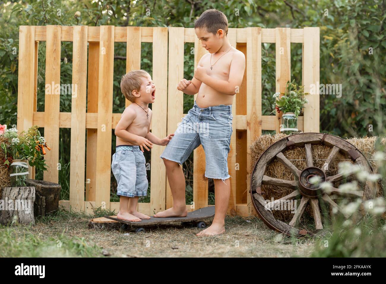 Älterer Bruder, der sein Spielzeug nicht an einen jüngeren Bruder gibt. Stockfoto