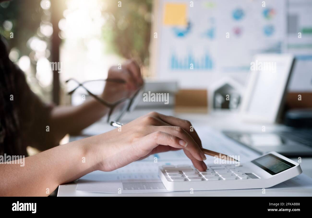 Frauen verwenden Rechner für Finanzbericht zu Hause berechnen Stockfoto