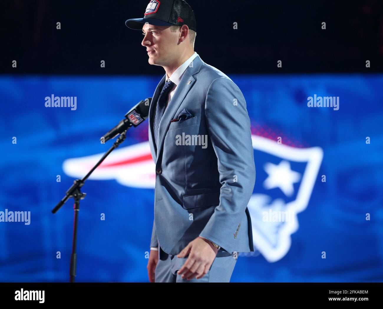 Cleveland, Usa. April 2021. Die New England Patriots wählen Mac Jones mit der Nummer #15 beim 2021 NFL Draft in Cleveland, Ohio am Donnerstag, 29. April 2021. Foto von Aaron Josefczyk/UPI Credit: UPI/Alamy Live News Stockfoto