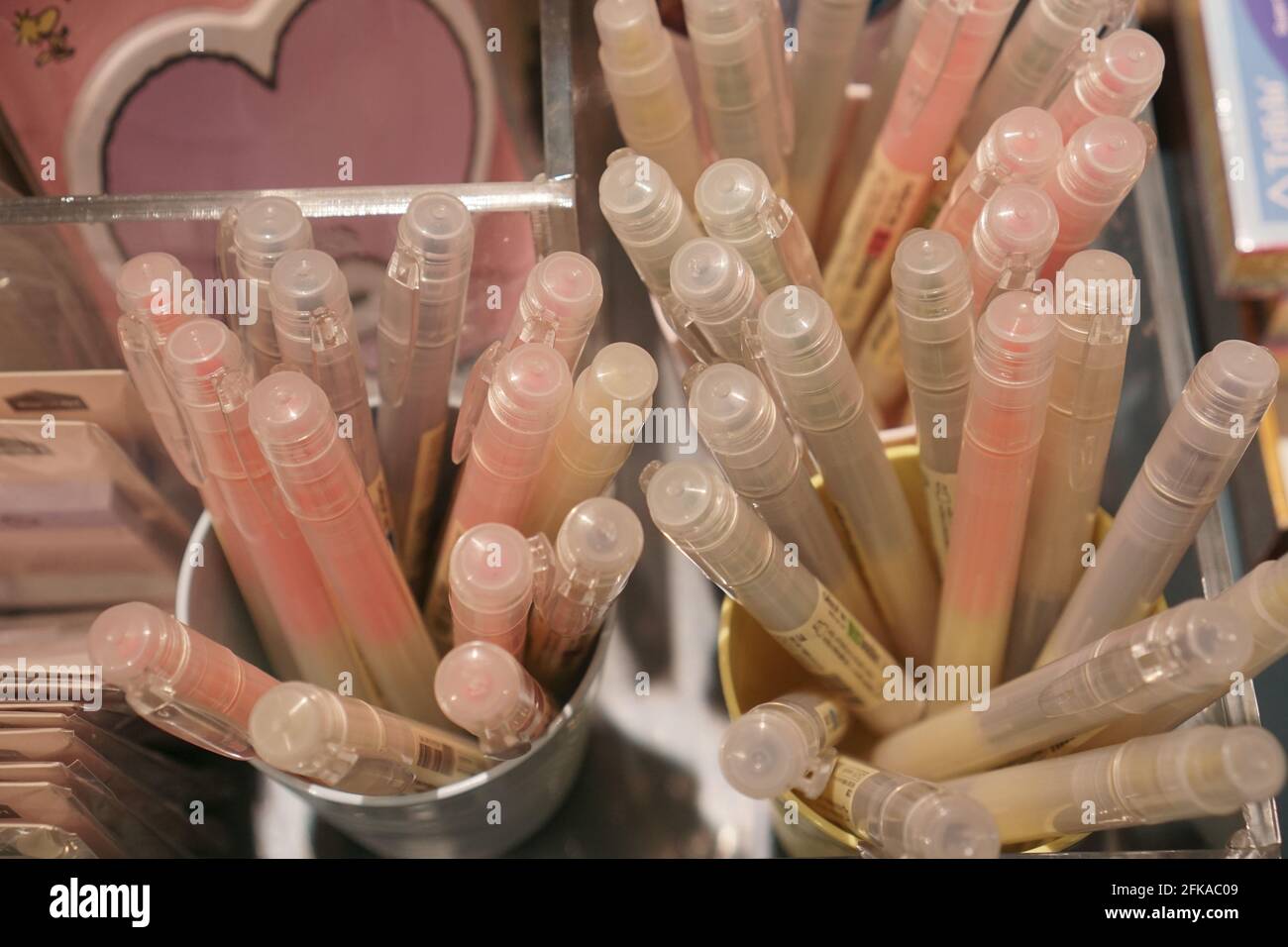 Ein Haufen Stifte in einen Topf gelegt. Stockfoto