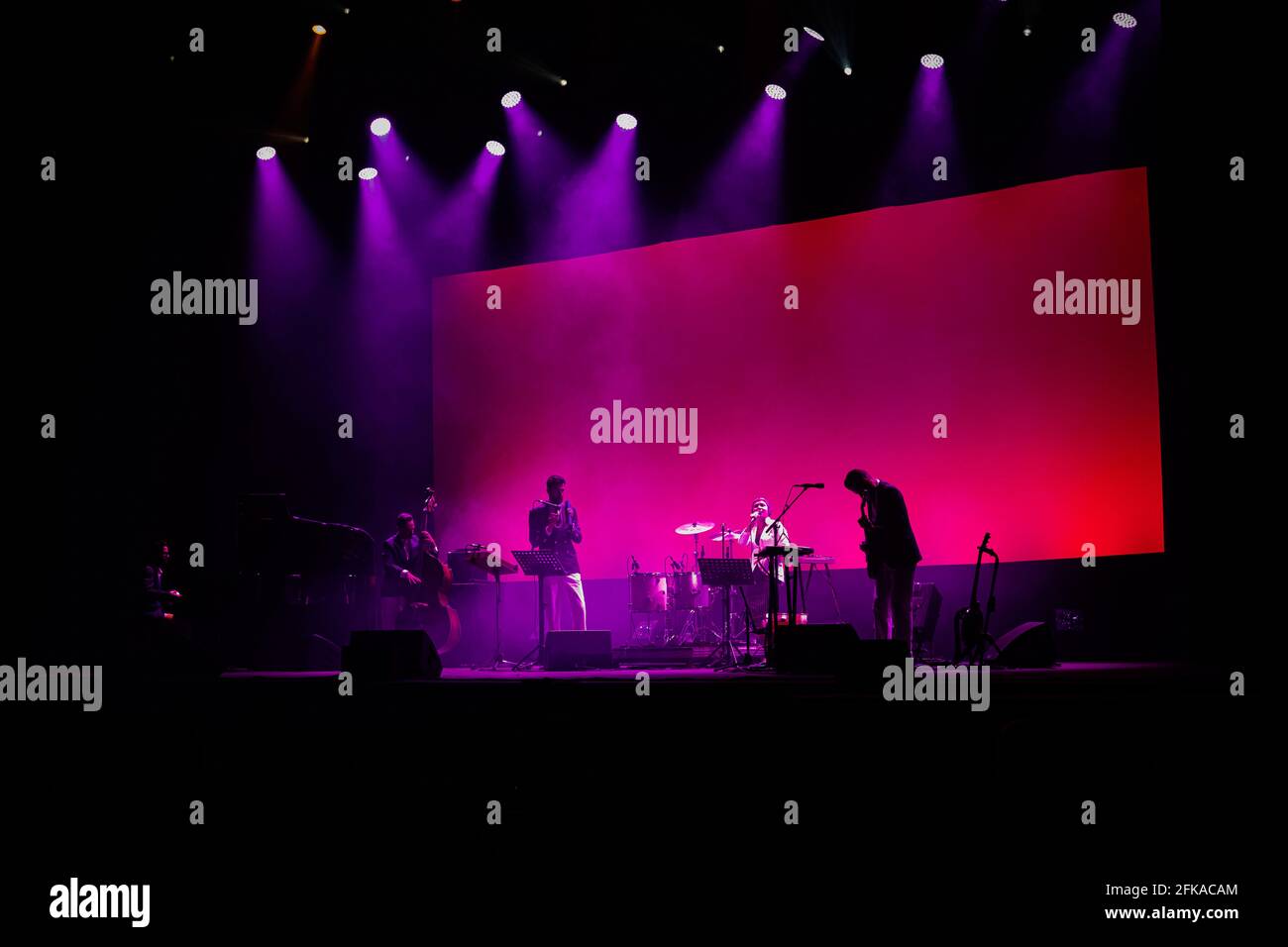 Porto, Portugal. April 2021. Manuela Azevedo spielt live auf der Bühne während des Konzerts 'Deixem o Pimba em Paz' im Coliseu do Porto. (Foto von Teresa Nunes/SOPA Images/Sipa USA) Quelle: SIPA USA/Alamy Live News Stockfoto