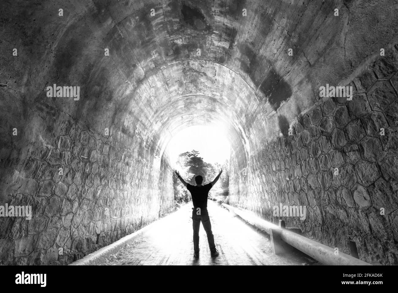 Silhouette Tourist in der alten Eisenbahntunnel erforscht, verlassene Architektur des 19. Jahrhunderts bis heute in der Nähe von Da Lat, Vietnam Stockfoto