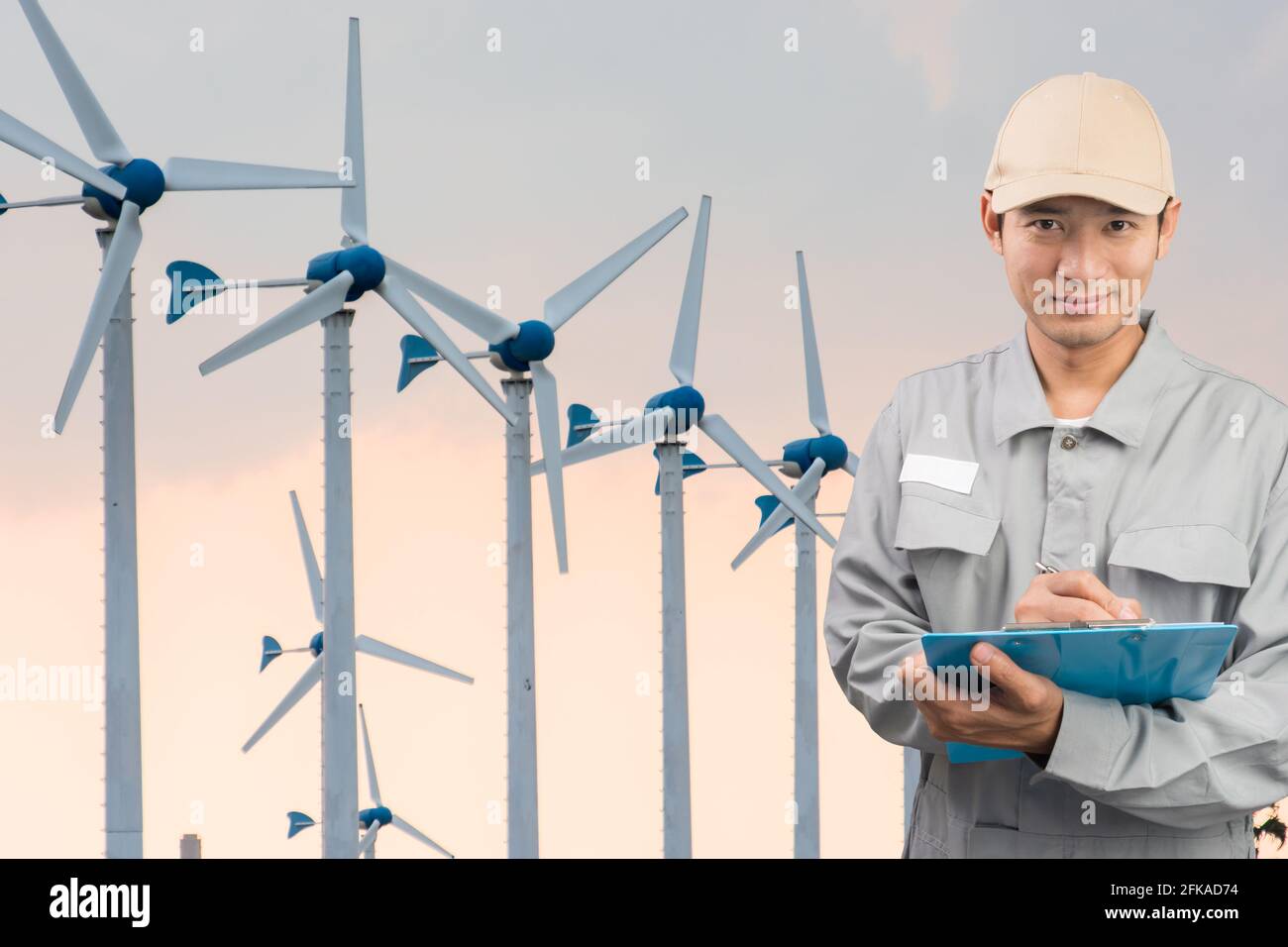 Ingenieur oder Techniker schreiben Buch mit „Large Wind Turbine Power“ Senderhintergrund Stockfoto
