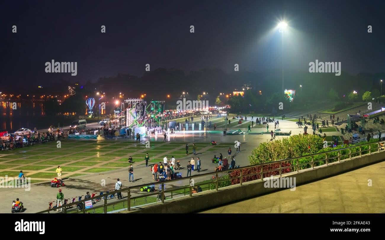 Der Nachtblick am Lam Vien Square zieht Touristen für Wochenendunterhaltung an, ein aufregendes Reiseziel für Reisen in Da Lat, Vietnam Stockfoto