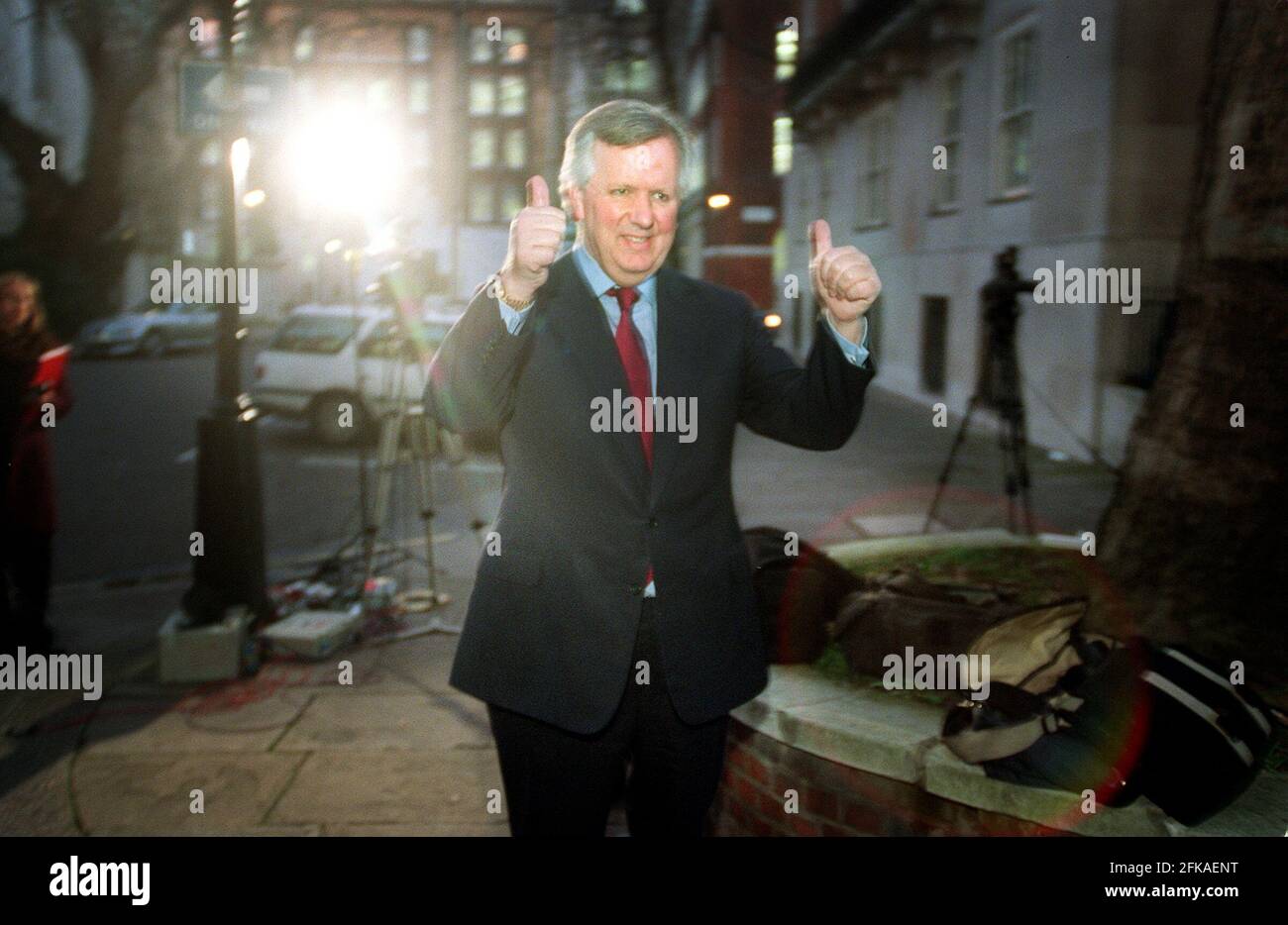 Steven Norris MP Januar 2000 außerhalb des konservativen Zentralbüros, nachdem er es war Installiert als Kandidat der Konservativen Partei - Tory-Kandidat für Wahlen zum Bürgermeister von London 2000 Stockfoto