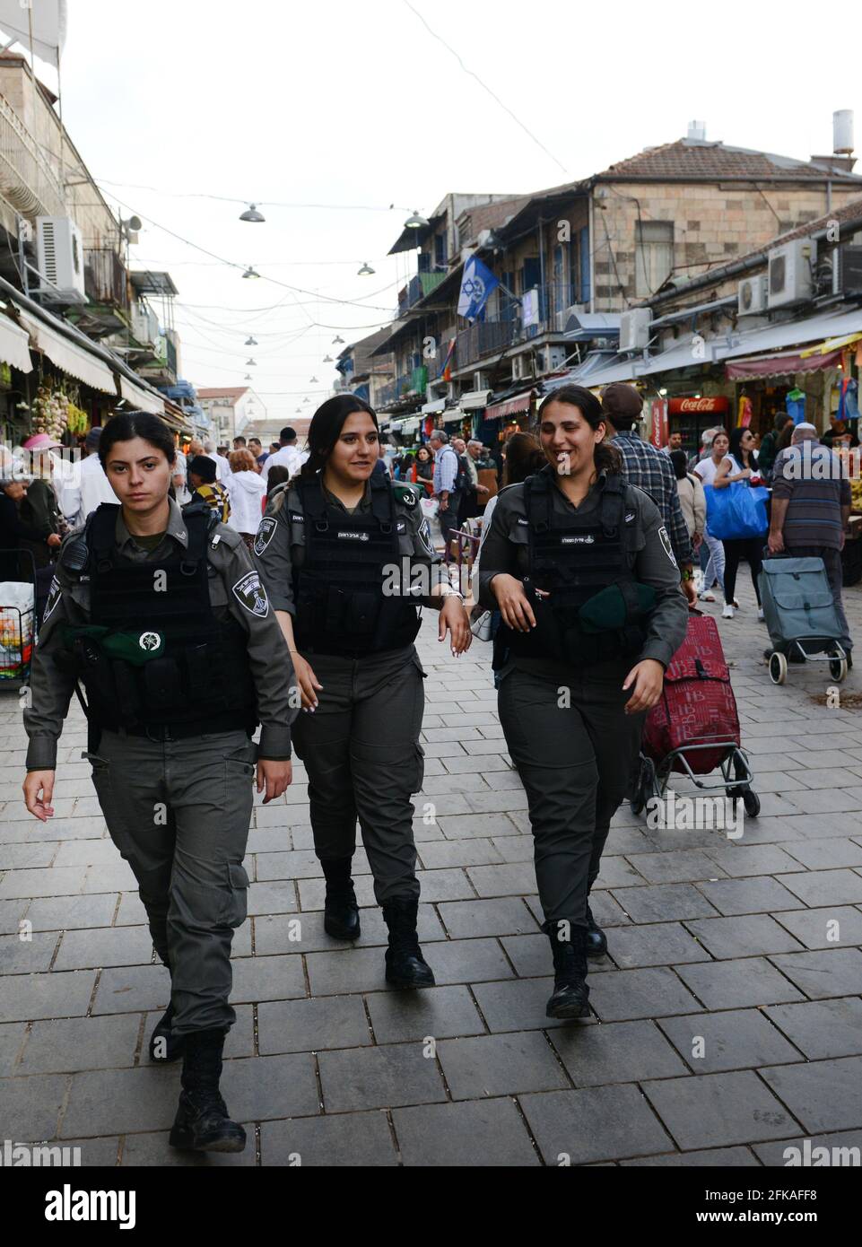 Israelische Grenzpolizisten patrouillieren auf dem Mahane Yehuda-Markt in Jerusalem, Israel. Stockfoto