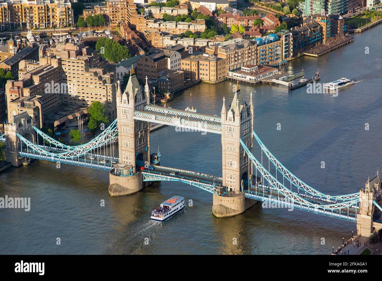 Ein Blick auf die Tower Bridge und die Themse in London, England Stockfoto