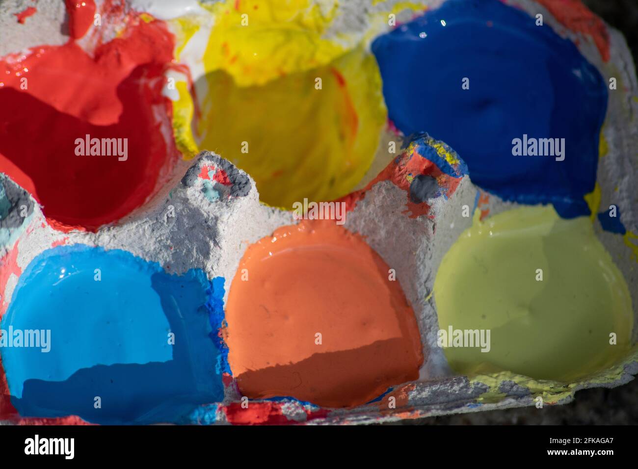 Eier Box mit verschiedenen Farben für Kinder in künstlerischen Ausdrucksformen verwenden. Künstlerische Ausdrucksformen mit farbigen Tönungen, Lernkunst und Farbbedeutung. Stockfoto
