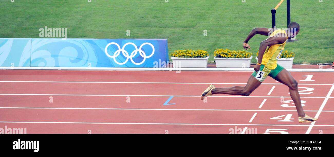 OLYMPISCHE SPIELE PEKING 2008. 12. MEN'S S 200 M FINALE USAIN BOLT KURZ VOR GOLD ZU GEWINNEN. BILD DAVID ASHDOWN Stockfoto