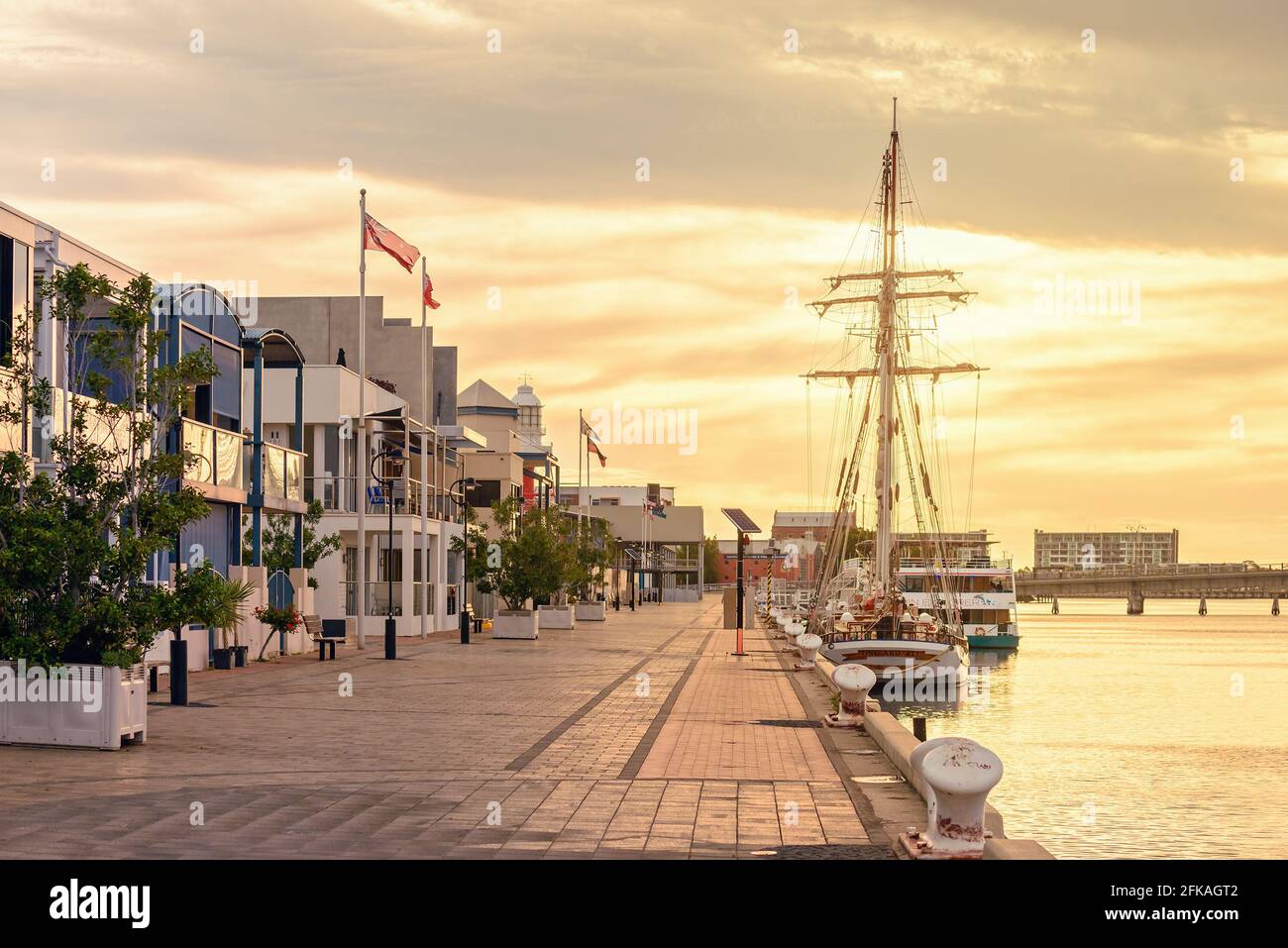 Port Adelaide, Australien - 8. Dezember 2018: Port Adelaide dockt bei Sonnenuntergang mit Häusern und Schiffen in Port River an Stockfoto