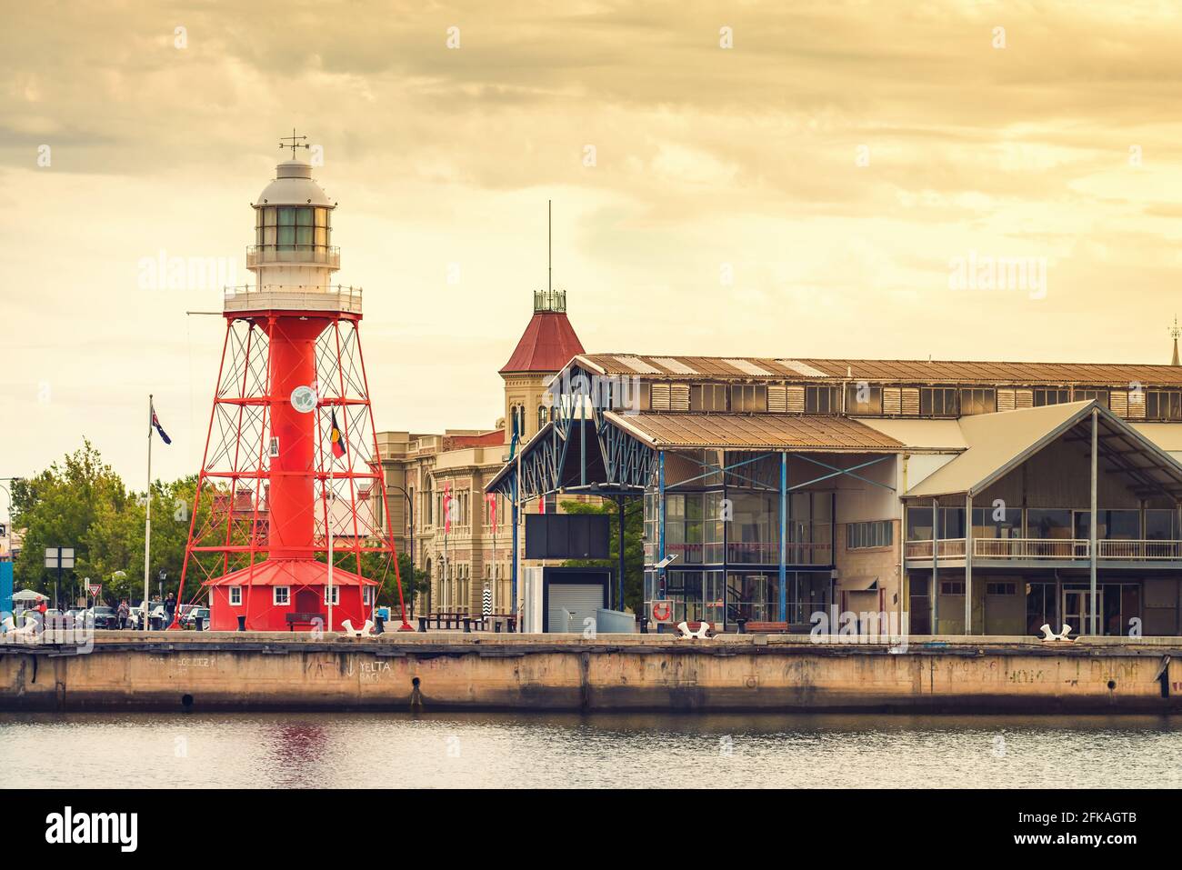 Port Adelaide, Australien - 8. Dezember 2018: Der berühmte Leuchtturm von Port Adelaide mit dem Fishermen's Wharf Market bei Sonnenuntergang über dem Port River Stockfoto