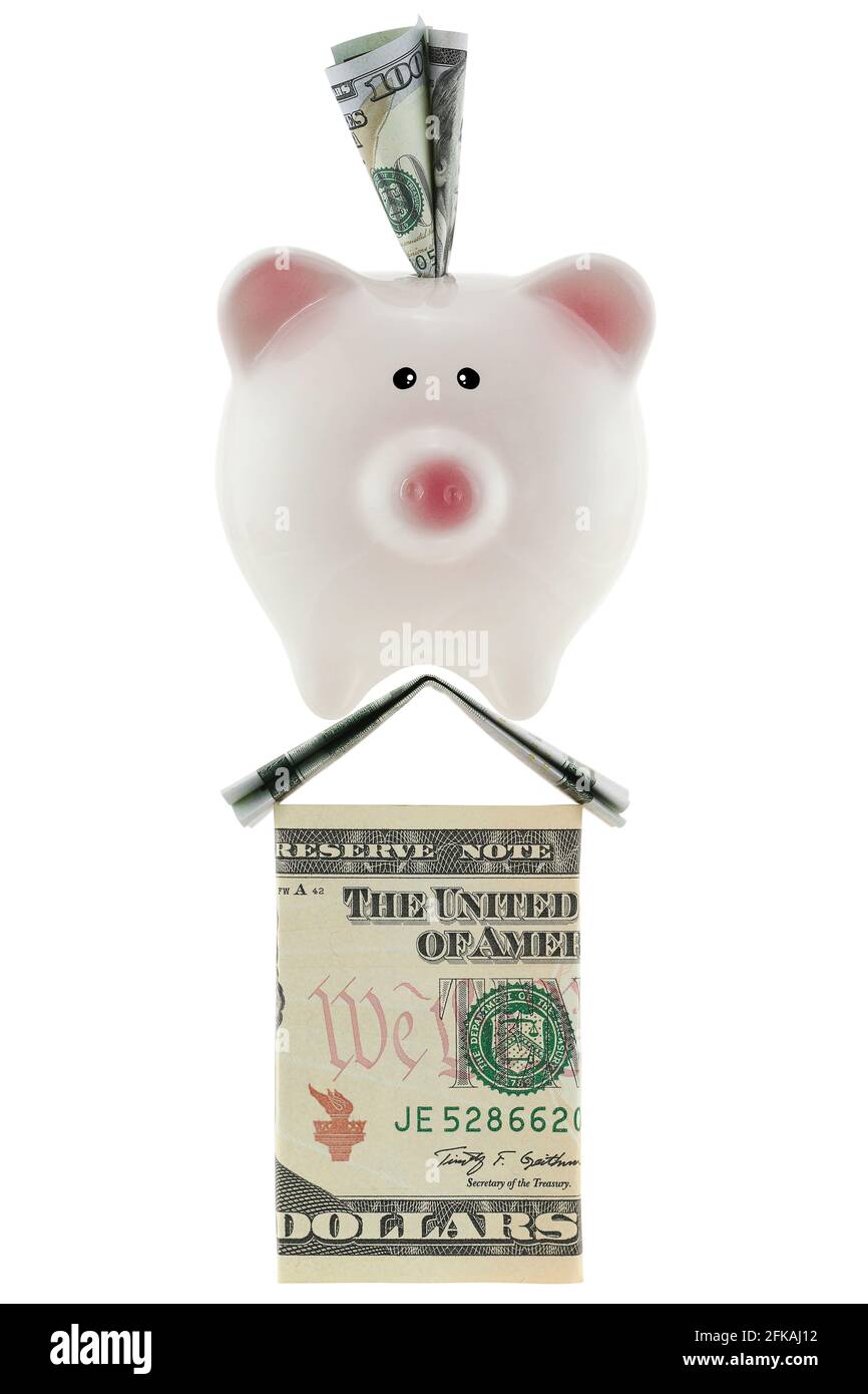 Amerikanische 100-Dollar-Währung in rosa Sparschwein, das auf dem Haus steht, aus US-Geld, das auf Weiß isoliert ist, und das ideal die Ersparnisse, Kredite, real darstellt Stockfoto