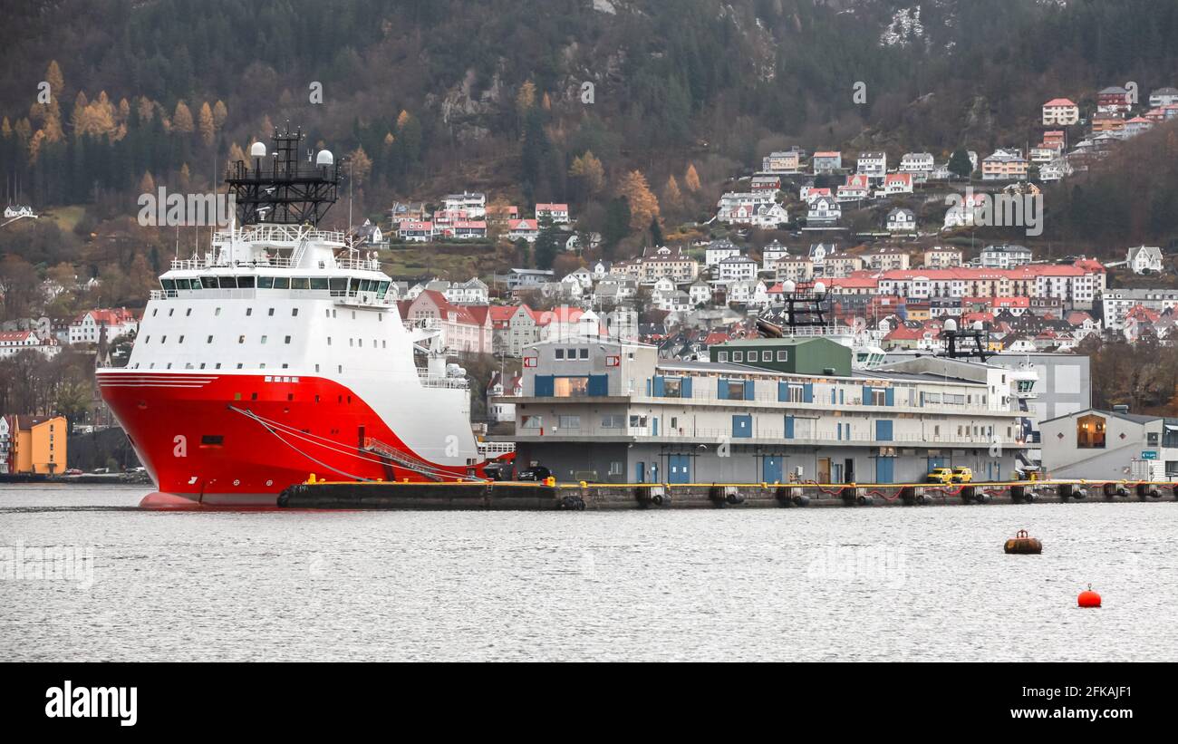 Das norwegische Offshore Supply Ship ist im Hafen von Bergen, Norwegen, vertäut Stockfoto