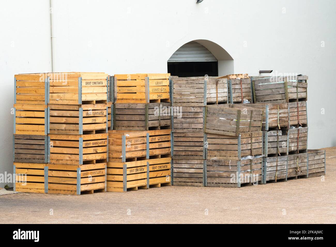 Holzkisten für die Weinindustrie in South Arica stehen Im Freien auf einem Weingut in Kapstadt Stockfoto