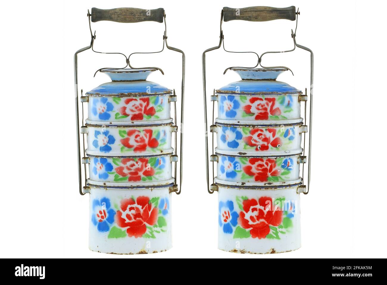 Lebensmittelträger aus rostetem Metall (Tiffin-Träger) In weiß mit bunten Blumen isoliert auf weißem Hintergrund Stockfoto