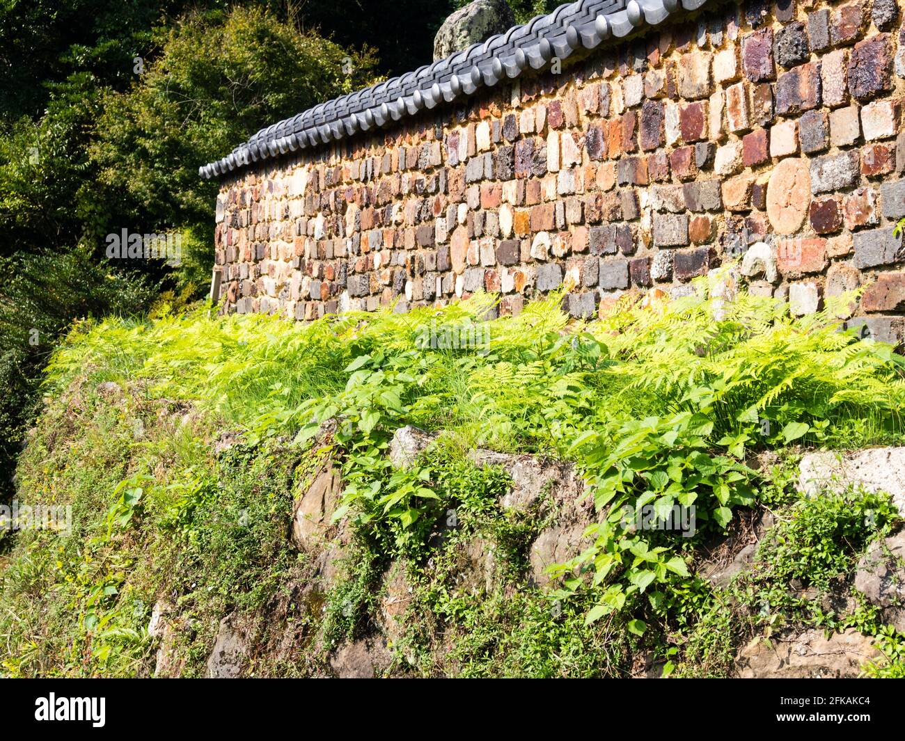 Alte Backsteinmauer mit Fragmenten von ausrangierten Töpferwaren in der Stadt Arita, Japan (Geburtsort des japanischen Porzellans) Stockfoto