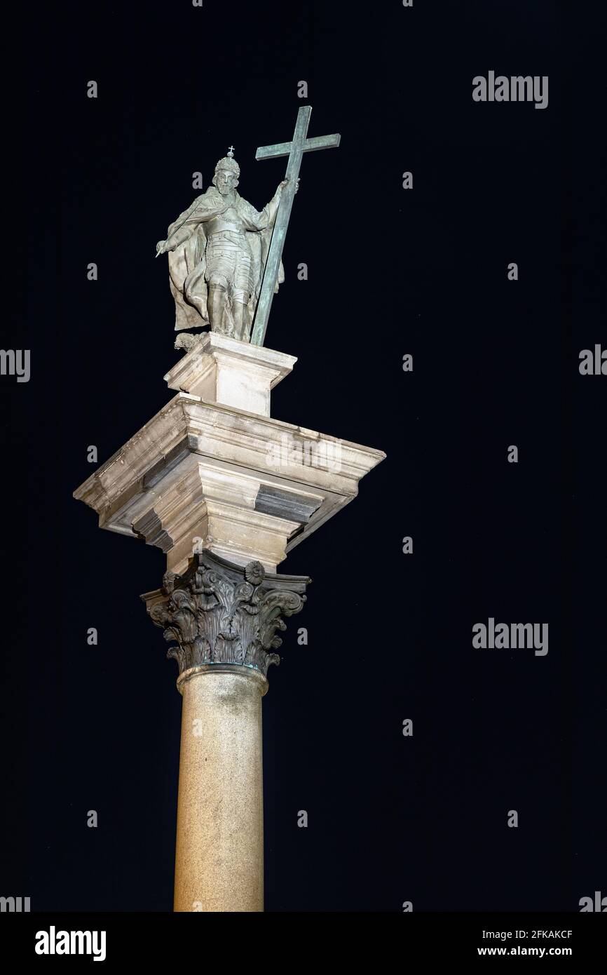 Warschau, Polen - 28. April 2021: Abendansicht der Sigismund III Waza-Säule auf dem Plac Zamkowy Castle Square im Starowka Old Town Historic District Stockfoto