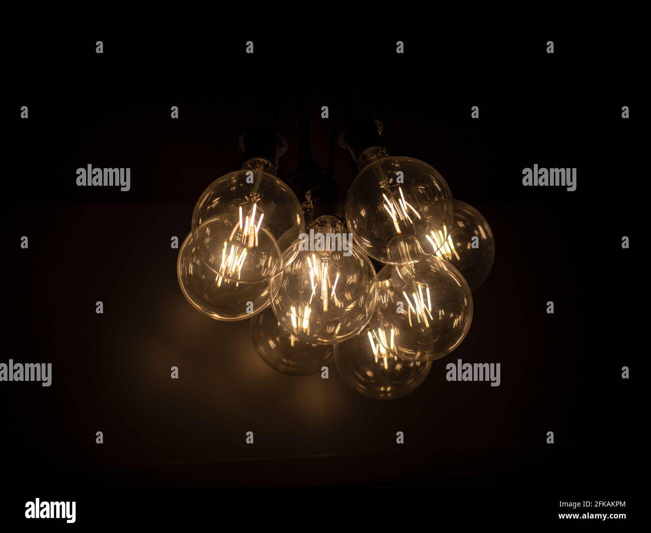 Cluster von LED-Lampen leuchten in der Dunkelheit eines Zimmer Stockfoto