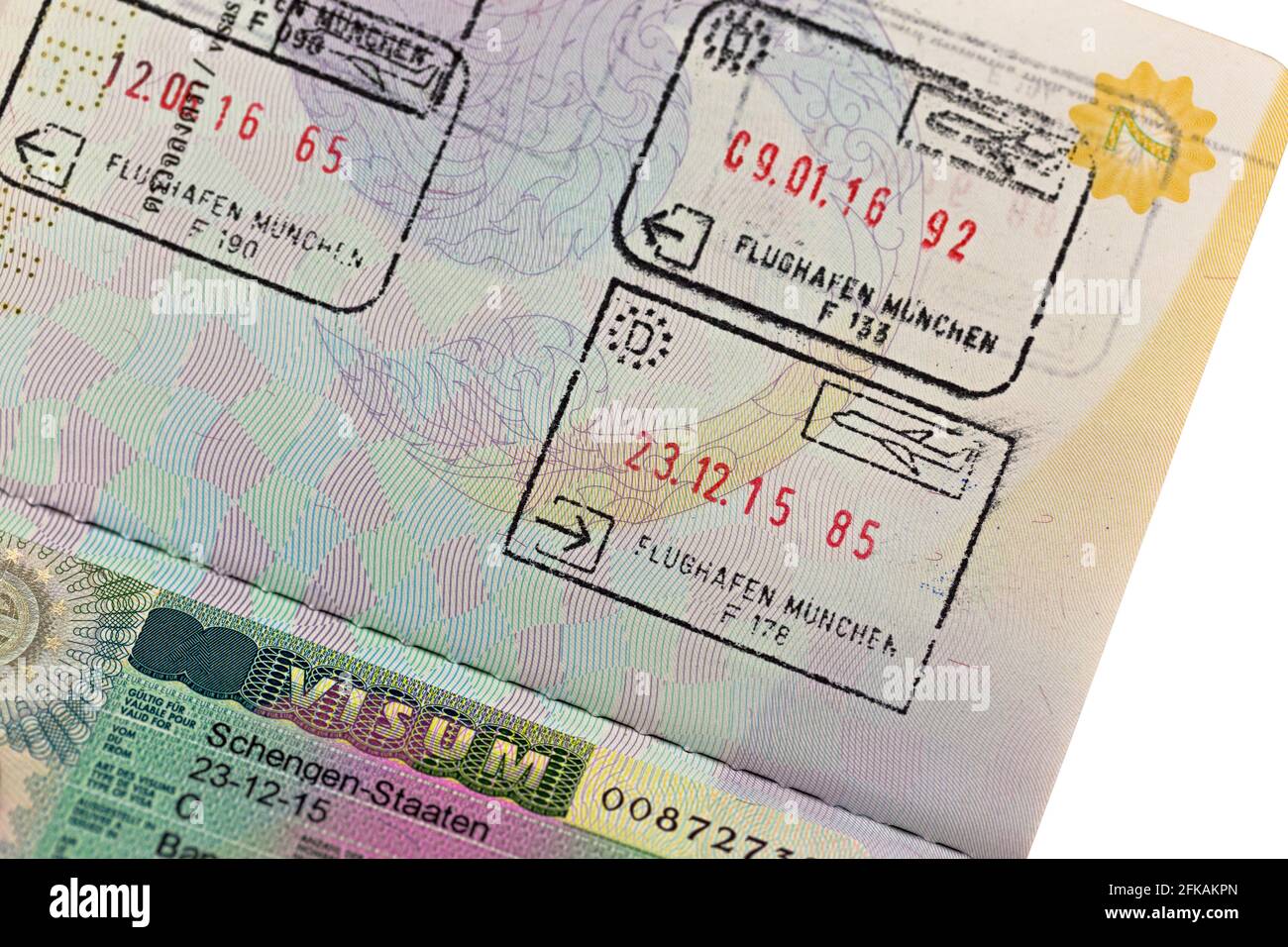 MÜNCHEN, DEUTSCHLAND - OKTOBER 2016 : Schengen-Visum mit Einreise- und Ausreisestempel auf thailändischem Pass für die Einreise am Flughafen München, Ge Stockfoto
