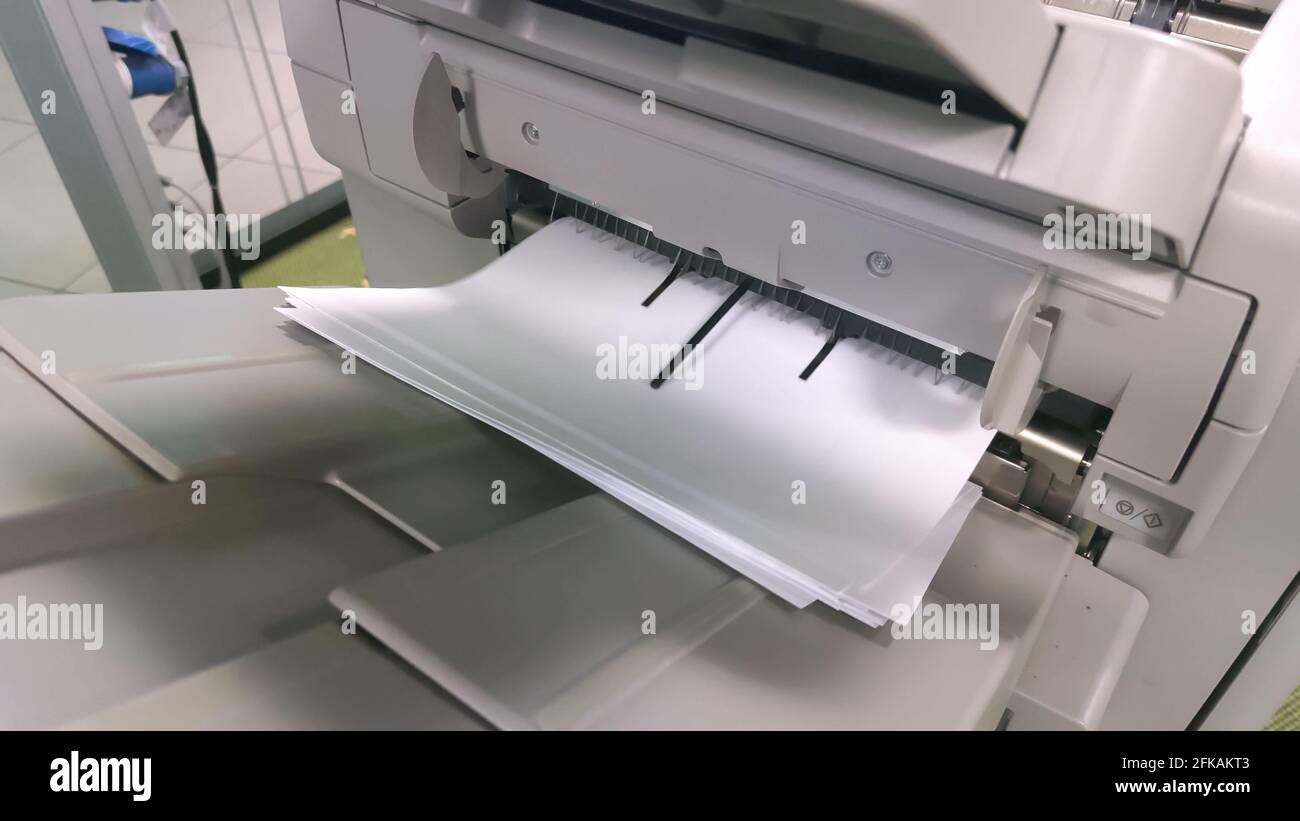 Digitaldrucker in Aktion beim Drucken von Geschäftsdokumenten, Unternehmensreportage Stockfoto