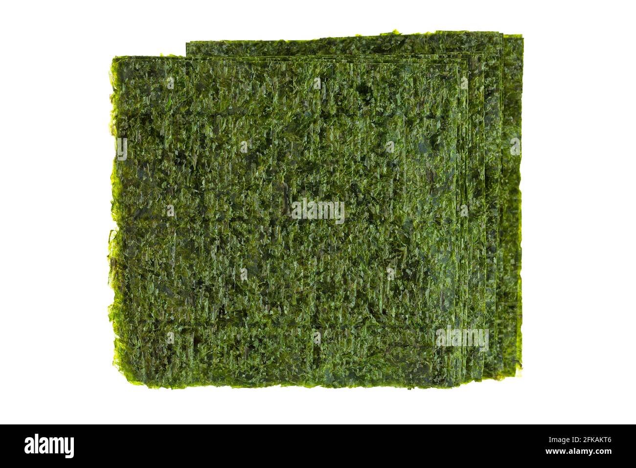 Blatt getrocknete geröstete grüne Algen (Nori), Hauptzutat zum Kochen asiatischer, japanischer Speisen isoliert auf weißem Hintergrund Stockfoto