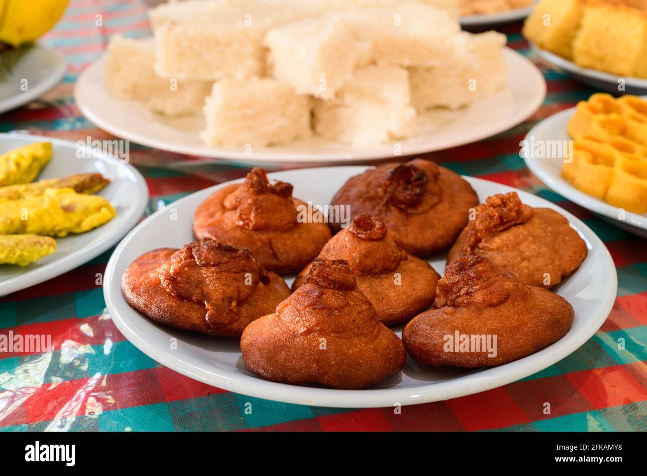 Singhalische und tamilische Feier zum Jahresfest, traditionelle Süßigkeiten und Essenstisch, Stockfoto