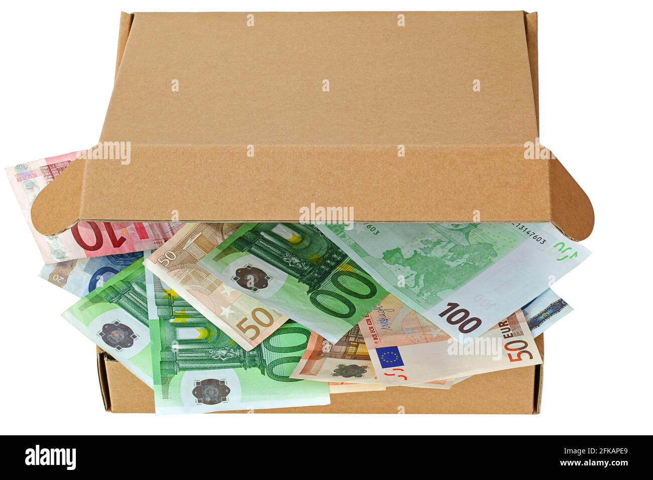 Eine braune Pizzakiste, die teilweise voll mit Euro-Banknoten geöffnet wurde Isoliert auf Weiß Stockfoto