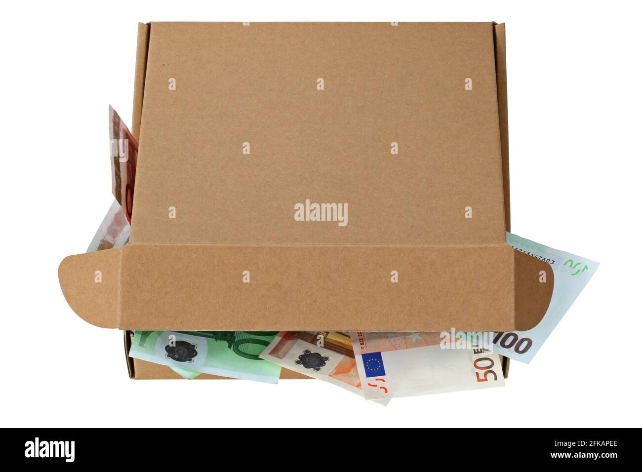 Eine braune Pizzakiste, die teilweise voll mit Euro-Banknoten geöffnet wurde Isoliert auf Weiß Stockfoto