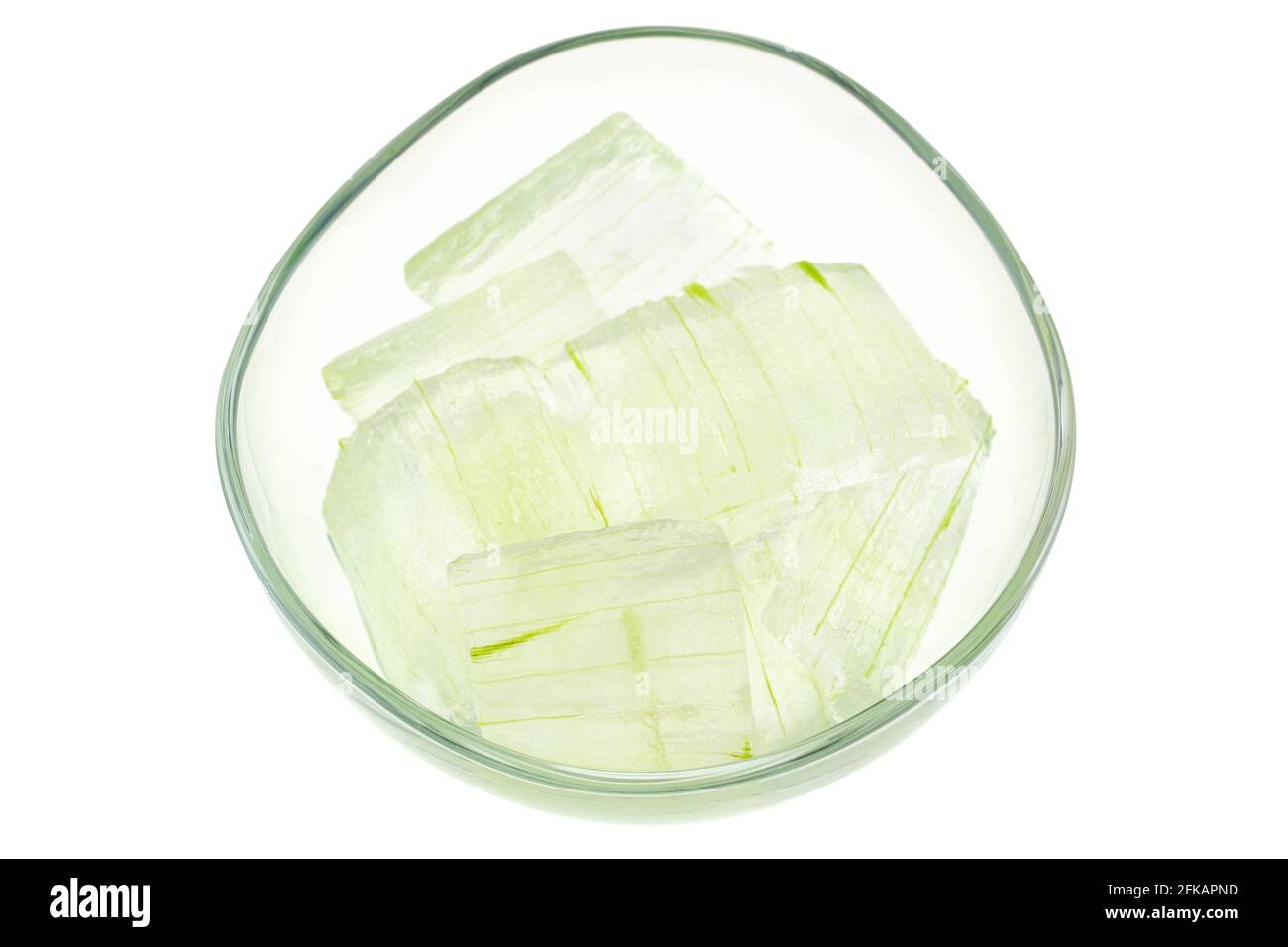 Eine Glasschüssel voll frisch gepflückter Aloe Vera Pflanze, geschält und in weiß isolierte Stücke geschnitten. Frische Aloe Vera ist ein natürliches Mittel gegen Sonnenbrand Relie Stockfoto
